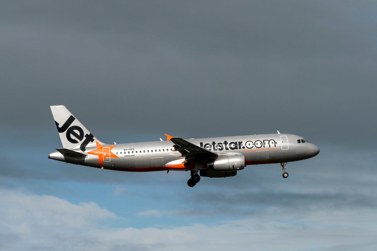 Jetstar plane has a near-collision with a van at Australian airport Jetstar plane has a near-collision with a van at Australian airport