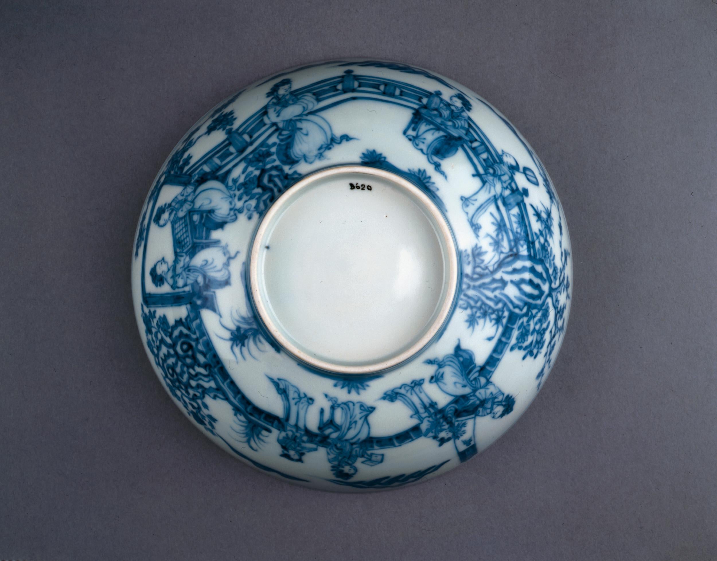 The blue-and-white bowl, dating to the Kangxi period of China’s Qing dynasty (1662-1722), fell on 4 October, and struck a small porcelain box on a shelf below