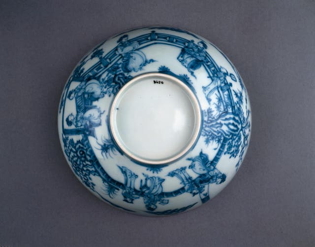 The blue-and-white bowl, dating to the Kangxi period of China’s Qing dynasty (1662-1722), fell on 4 October, and struck a small porcelain box on a shelf below
