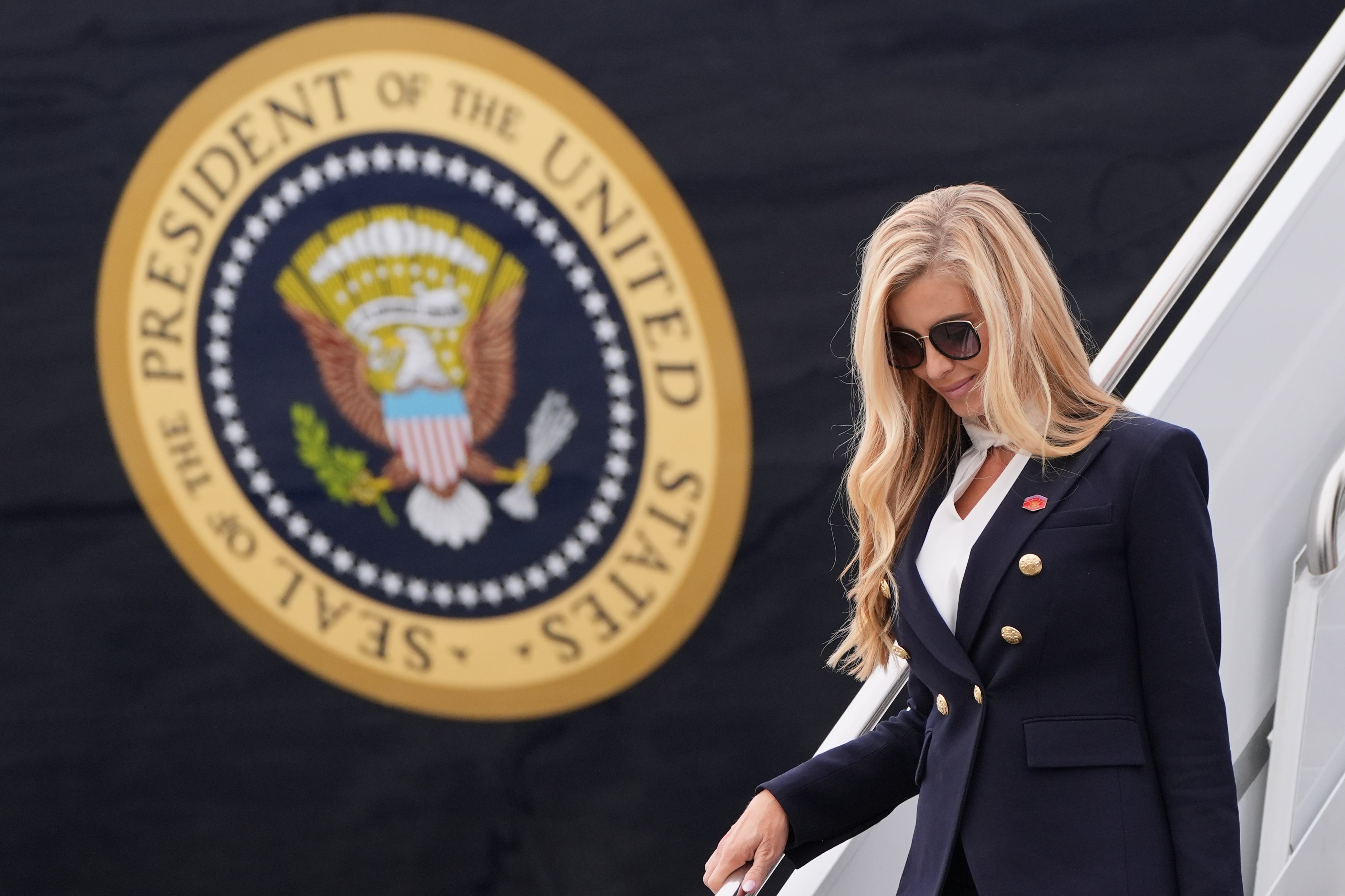 Now former White House press secretary Katie Zacharia arrives on Air Force One, Tuesday, 13 October 2026, at Joint Base Elmendorf-Richardson, Alaska