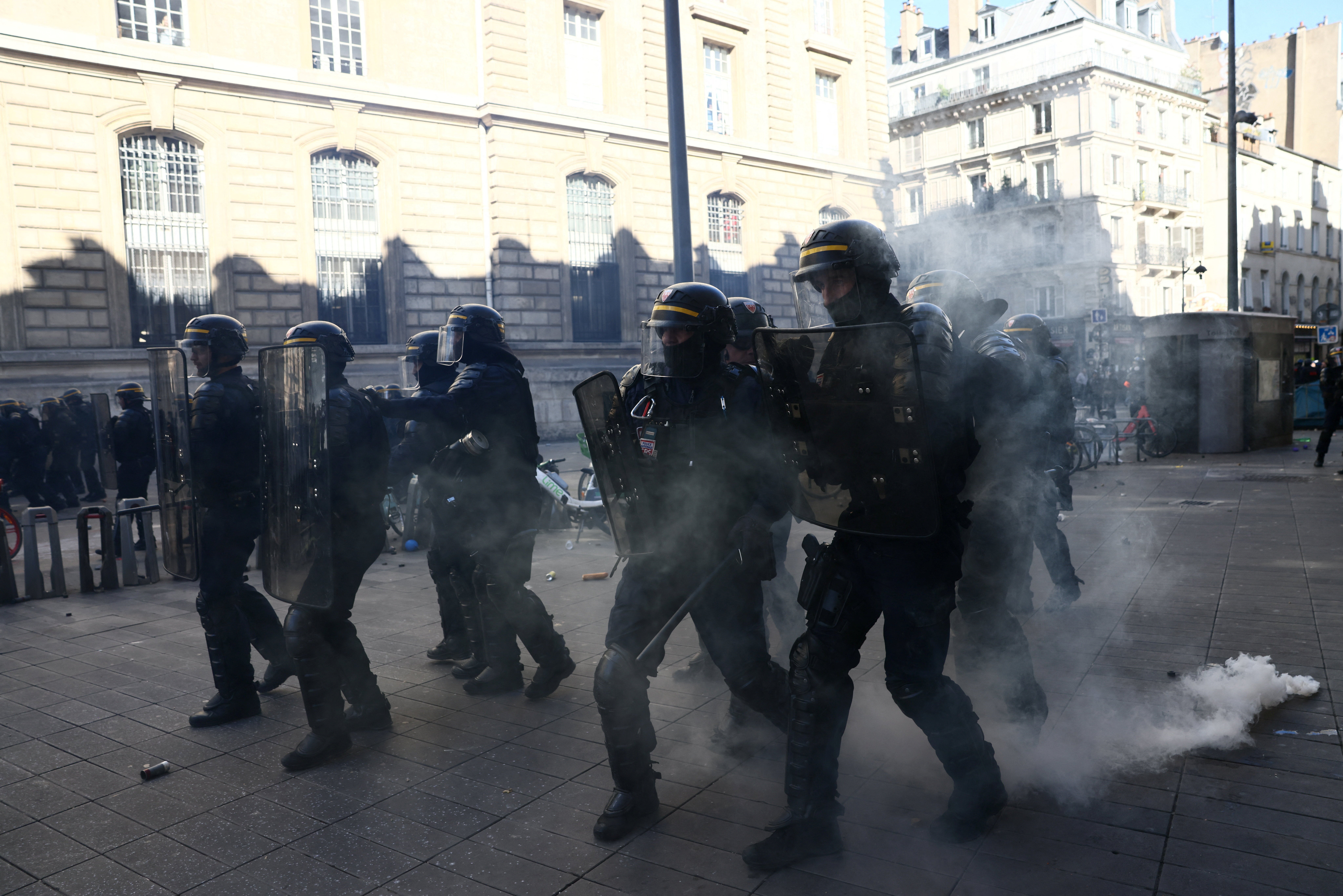 French riot police charge amid clashes with protesters