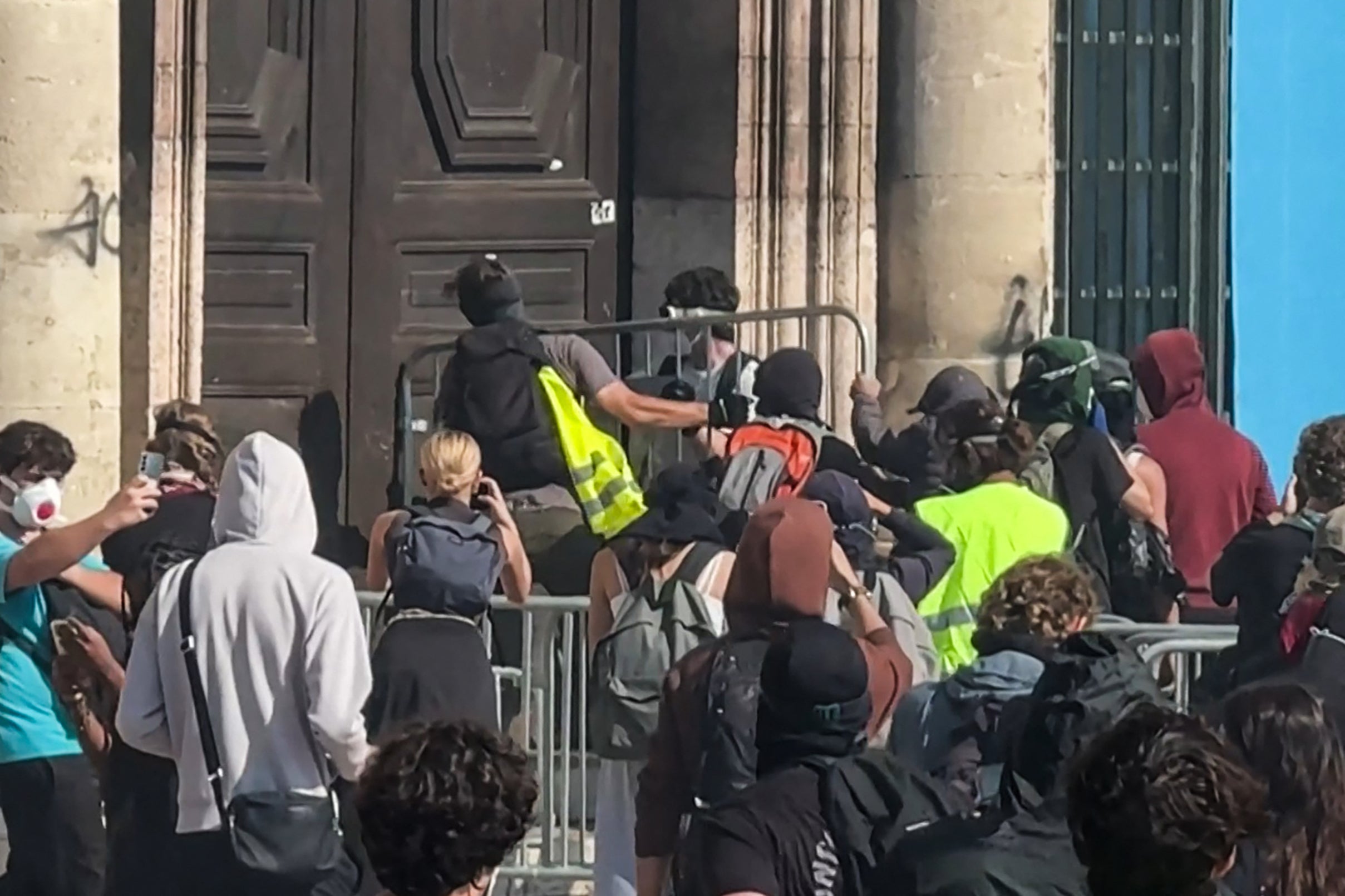 Protesters using a barrier to open the door to enter the Marseille's Town Hall