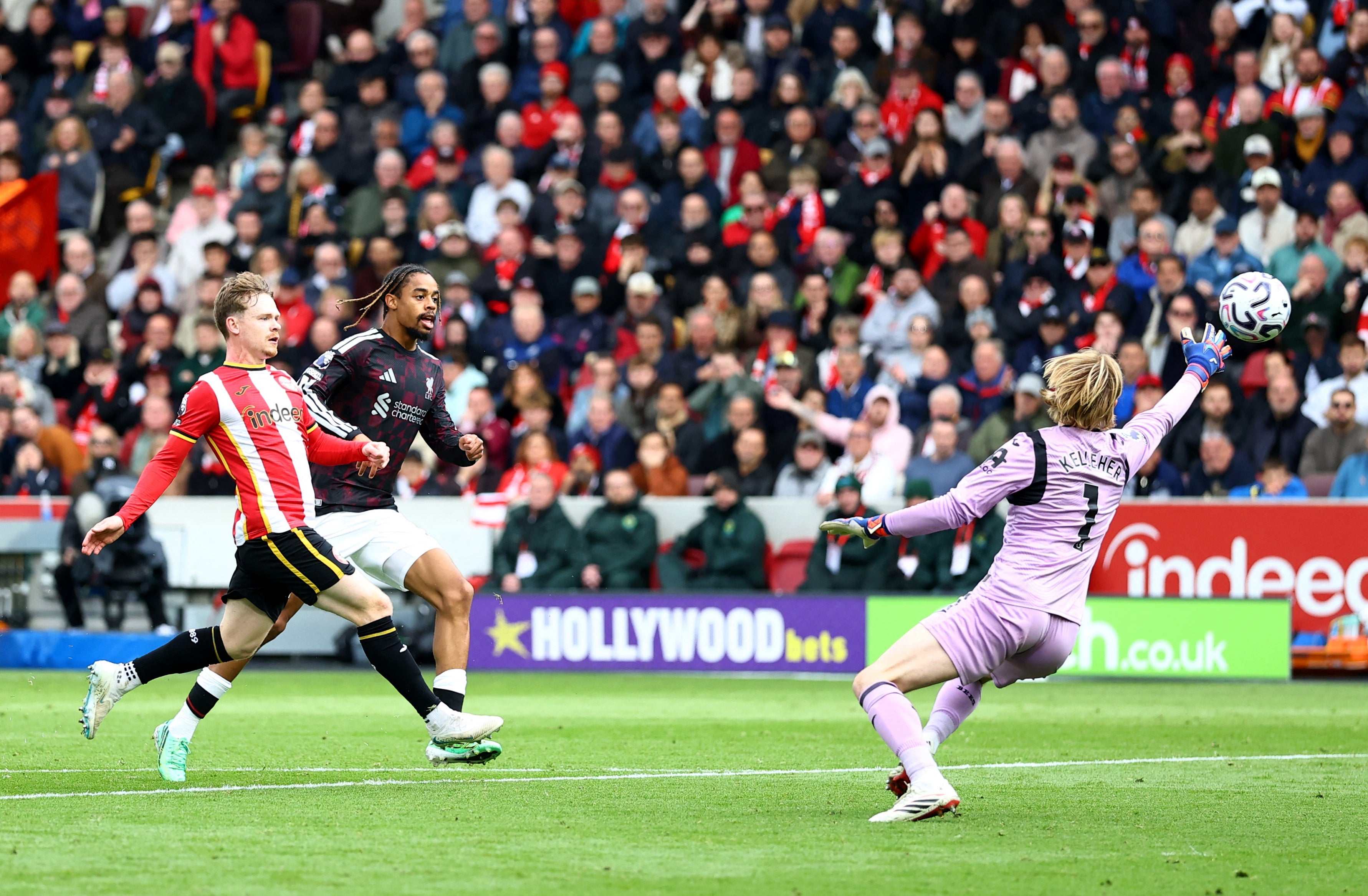 Barcola misses a chance to score