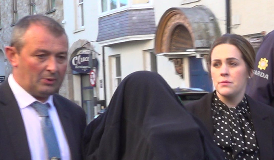 Jessica Dalton (centre) arrives for a special sitting at Clonmel District Court on Saturday evening