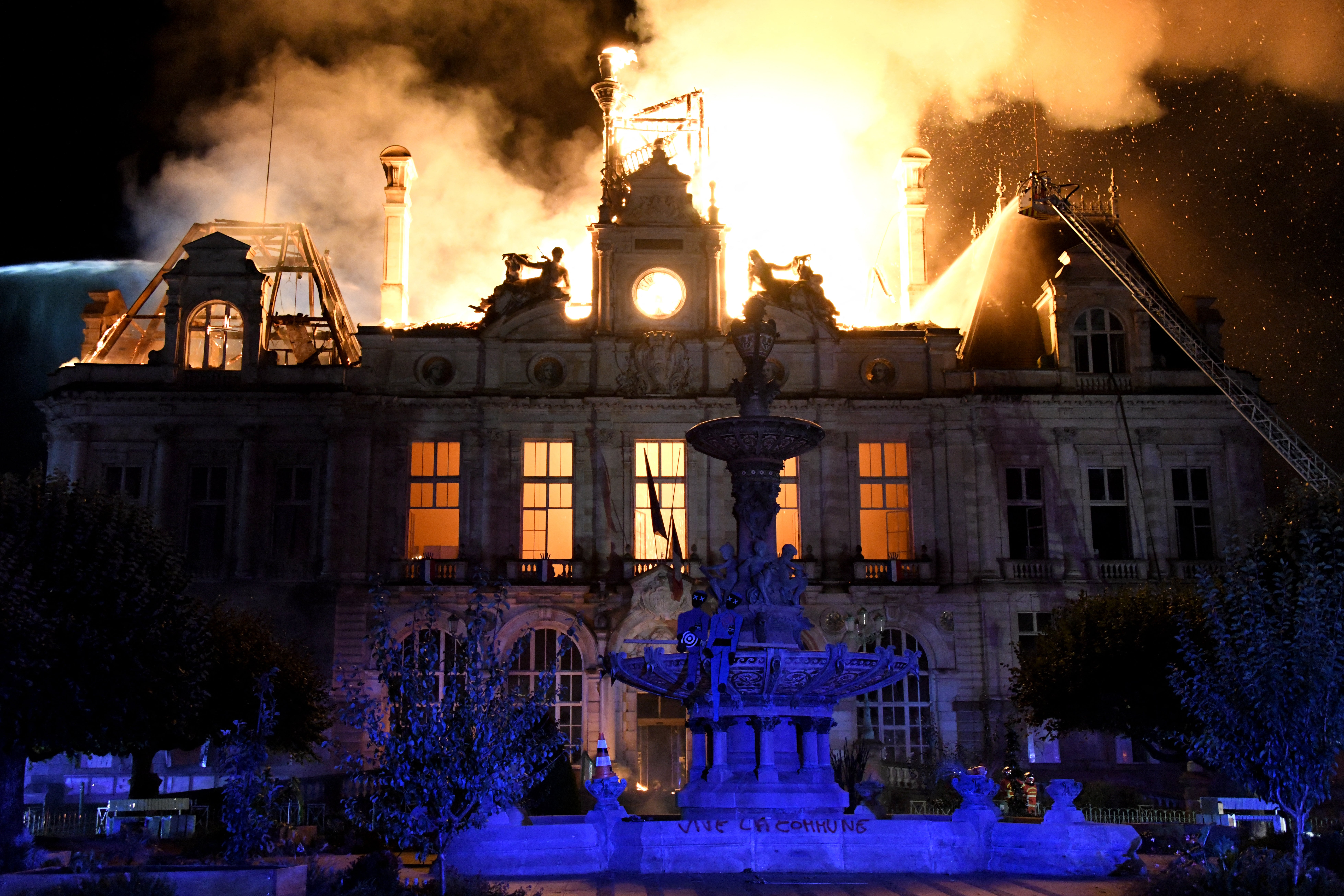 A fire burnt and destroyed the city hall in Limonges