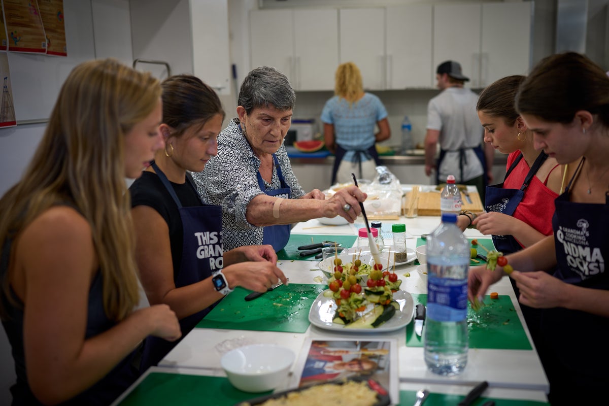 Barcelona 'grandmas' dish out cooking wisdom. And find nourishment themselves