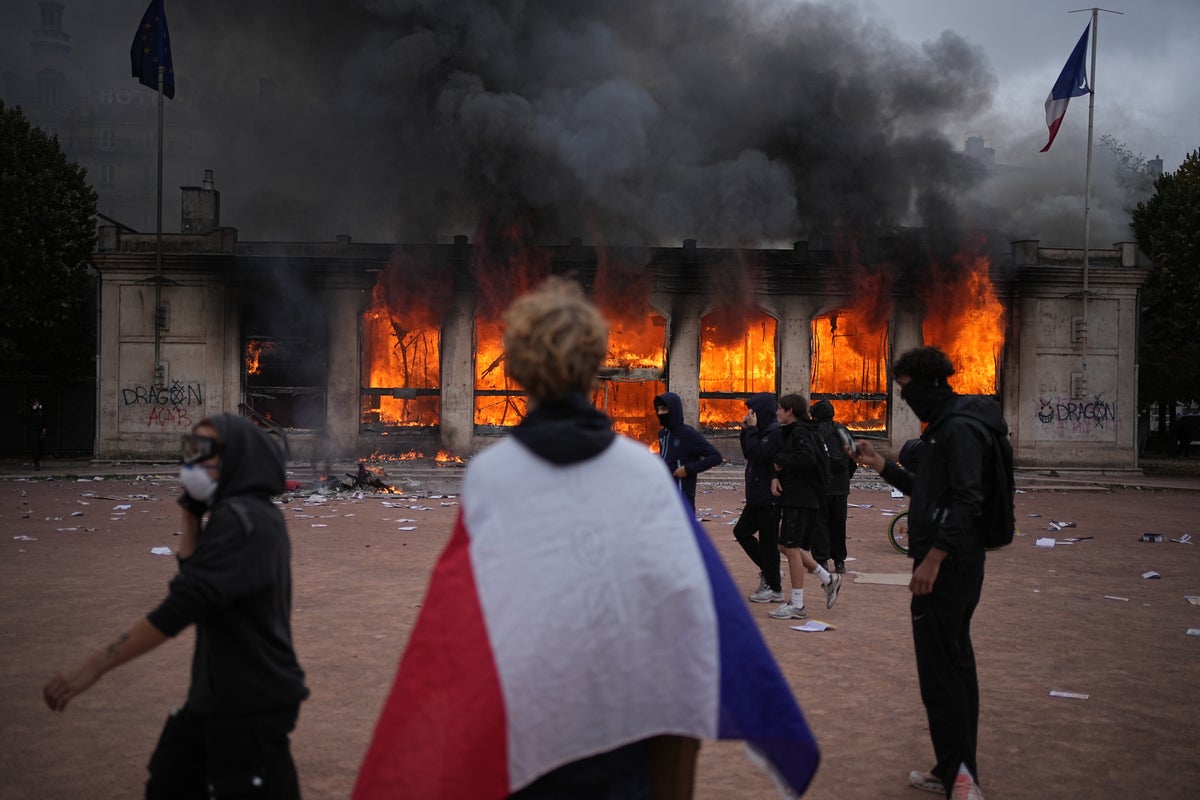 Ola de protestas en Europa: toques de queda en Francia y despliegue militar en Italia