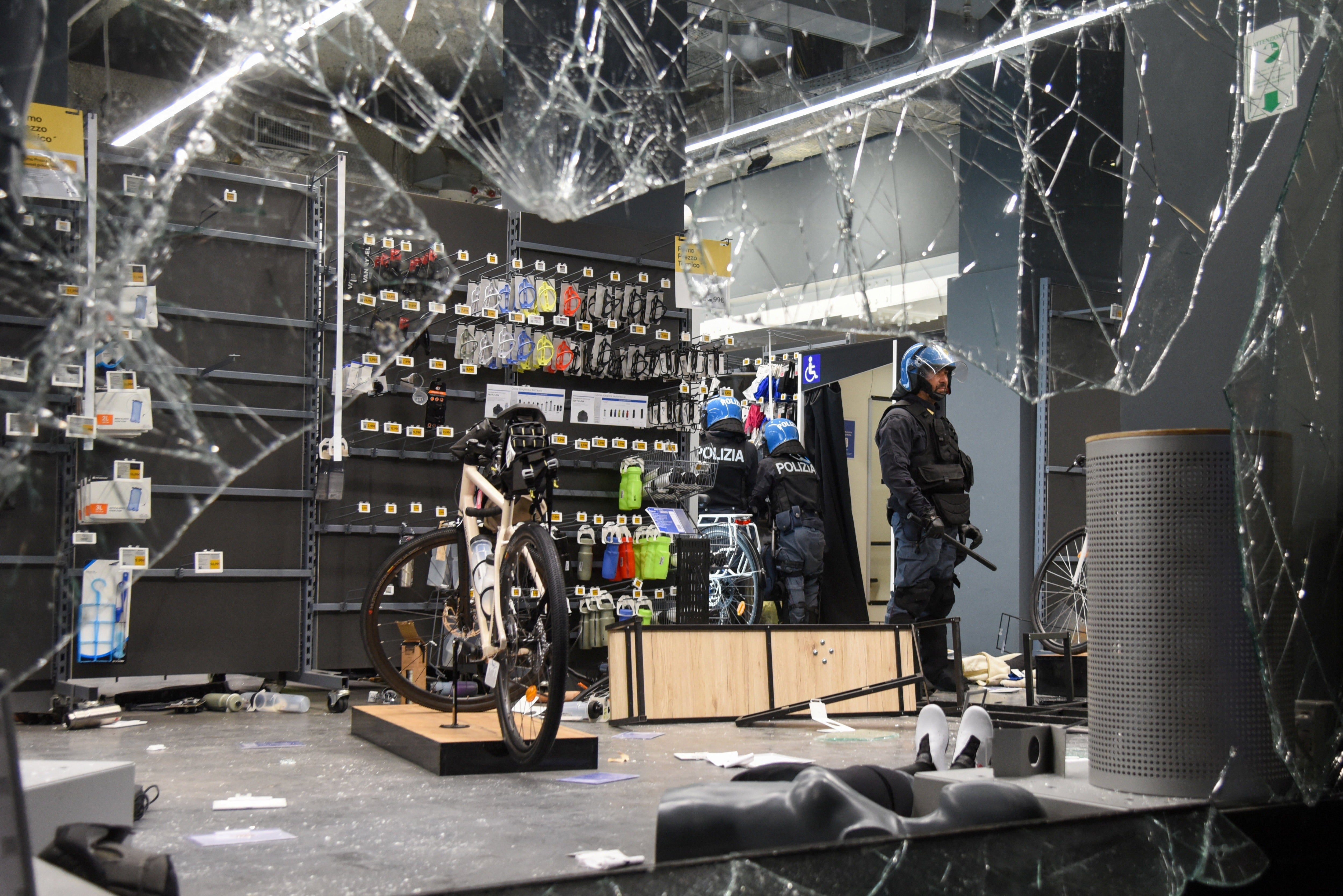 Italy to dispatch 500 troops to 'defend Milan' after protests and looting