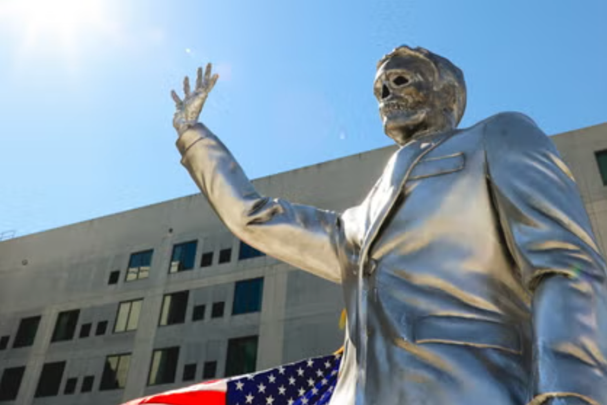 Lebensgroße Statue von Ron DeSantis schmilzt absichtlich als Reaktion auf ...
