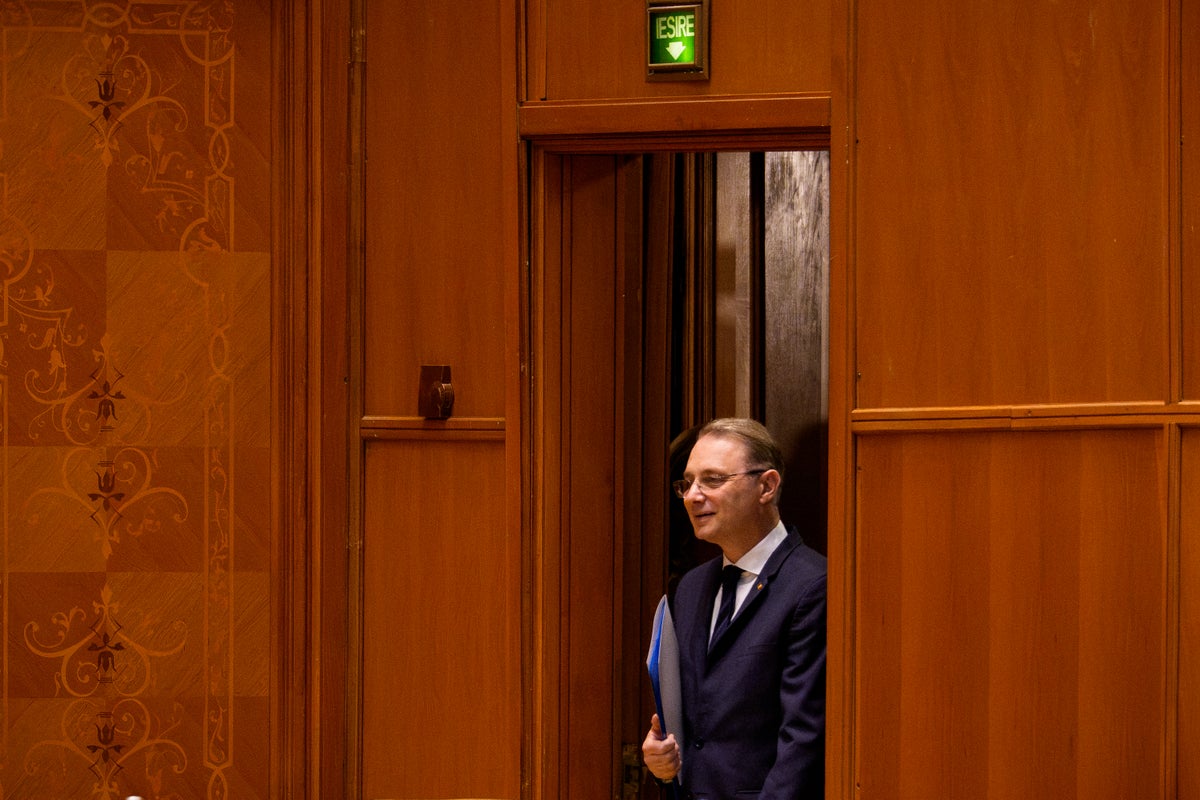 Romanian lawmakers back government led by independent Luca Niculescu as country seeks to end monthslong political crisis