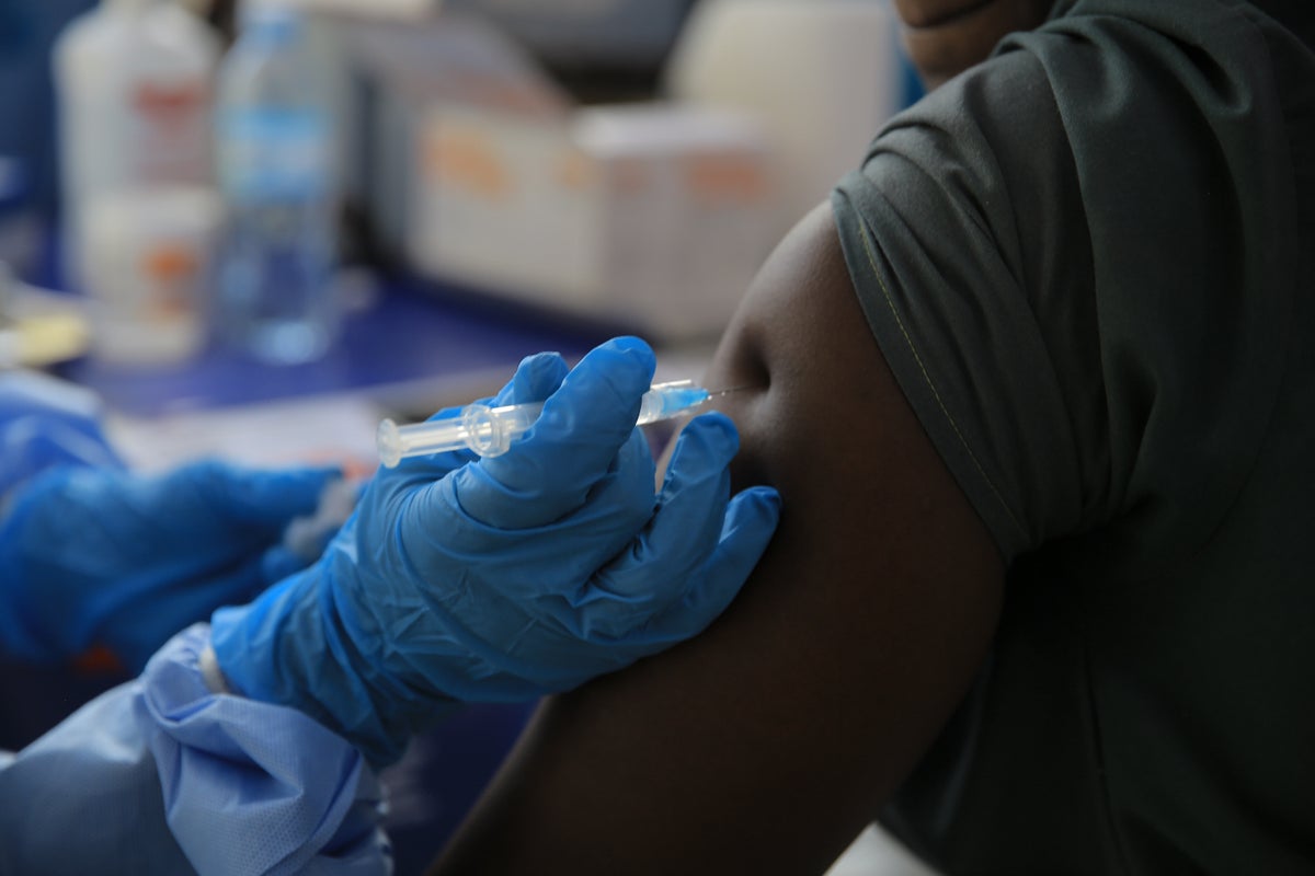Suiza recibe a la paciente de ébola evacuada desde Nigeria; el marido queda aislado en Zúrich