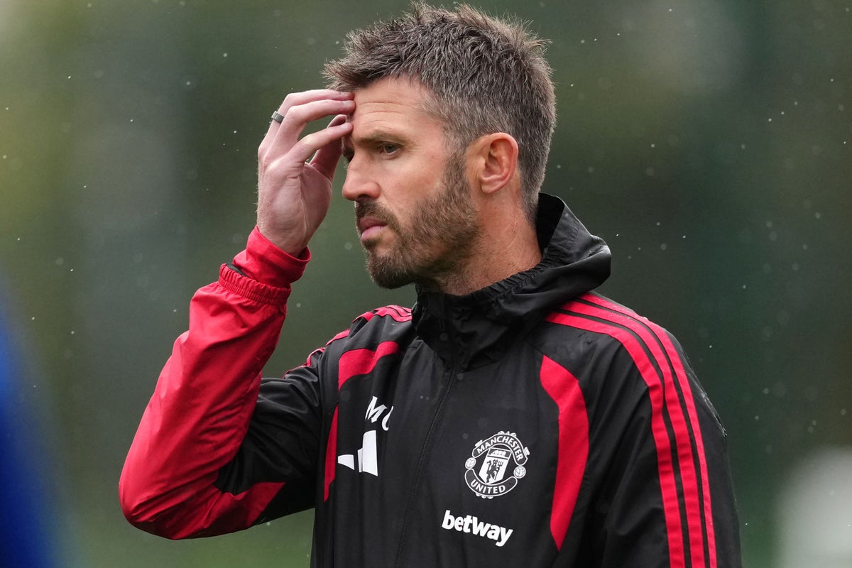Michael Carrick, entrenador del Manchester United, gesticula durante una rueda de prensa previa a un partido de la Champions League.