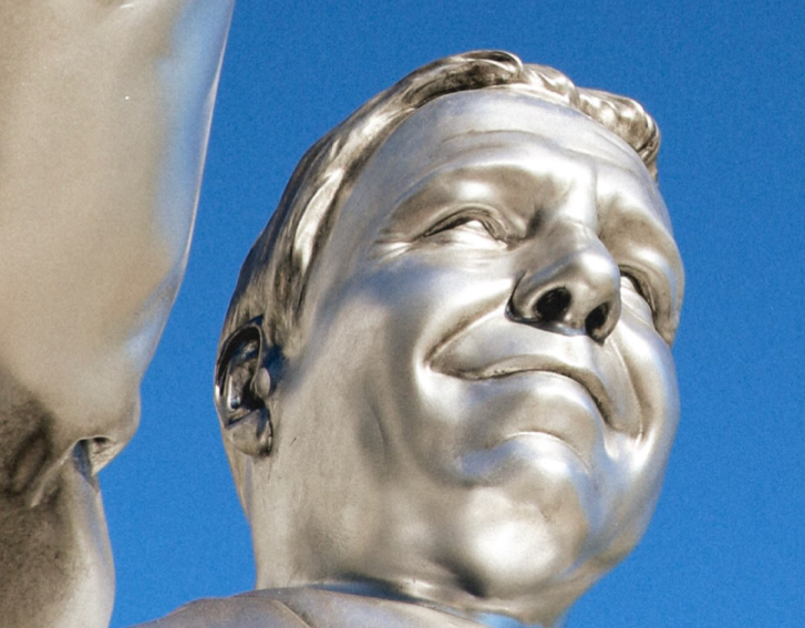 The statue (pictured here with its face before it melted away) was cast in gallium, which has a melting point of 85.6°F