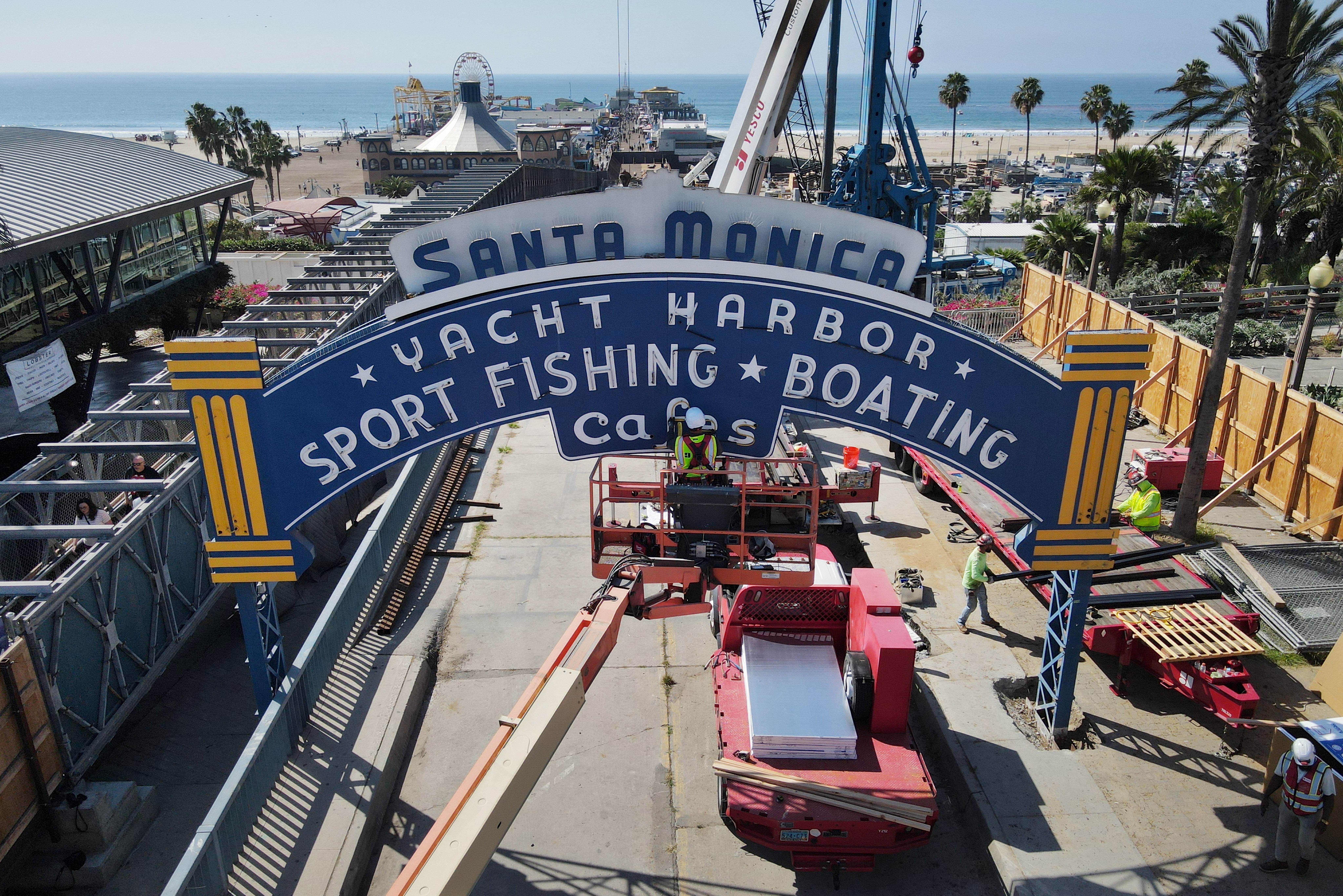 Last-minute delay hits dramatic removal of iconic Santa Monica Pier sign