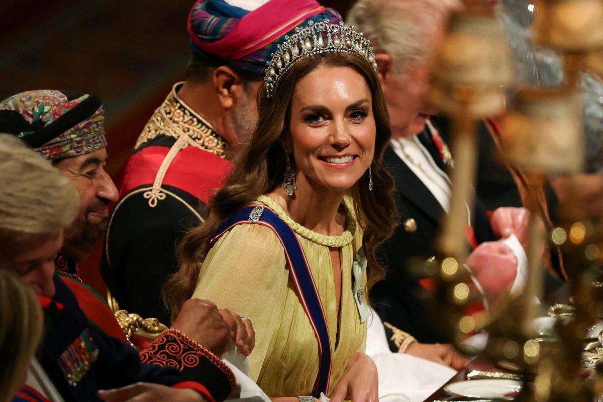 Kate Middleton wears yellow Elie Saab gown with royal tiara at Oman state banquet