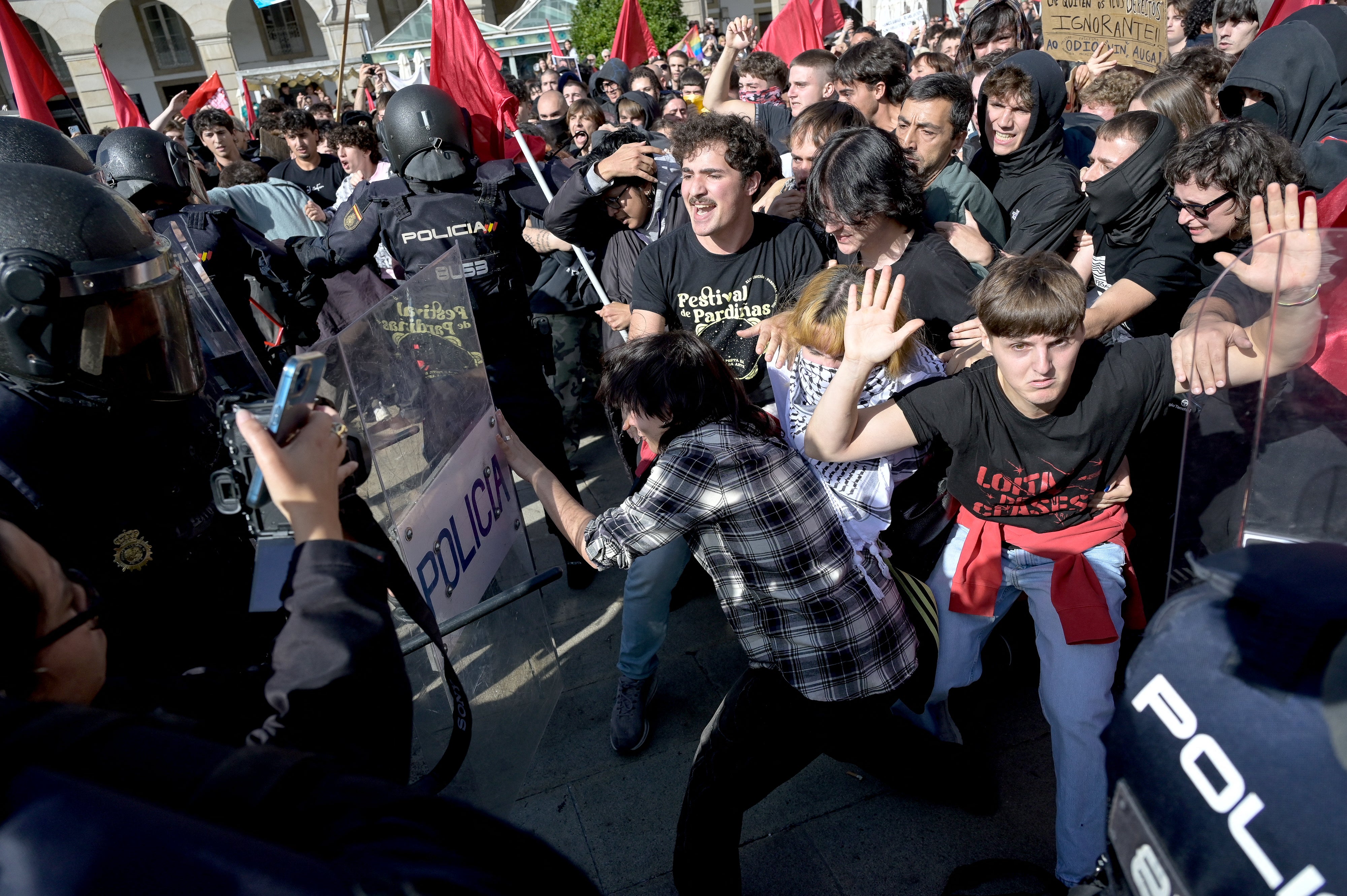 Clashes between riot police and protesters against visiting politician Santiago Abascal