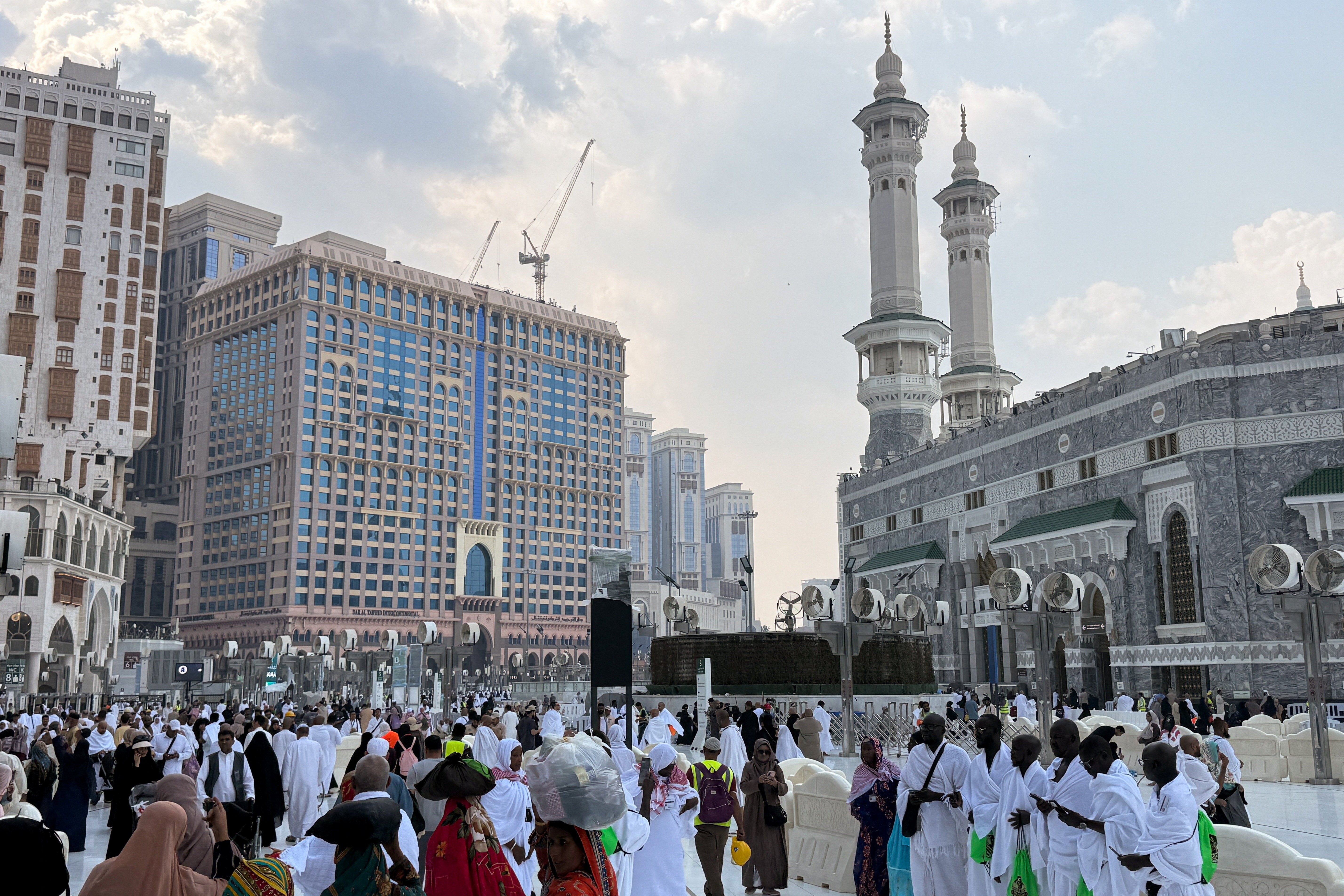 <p>Archivo. Fieles musulmanes caminan por la Gran Mezquita de La Meca, en Arabia Saudita. Las autoridades sauditas informaron que ejecutaron a dos ciudadanos de Bangladesh por cometer “actos inmorales” en una mezquita de la ciudad, aunque no precisaron en cuál</p>