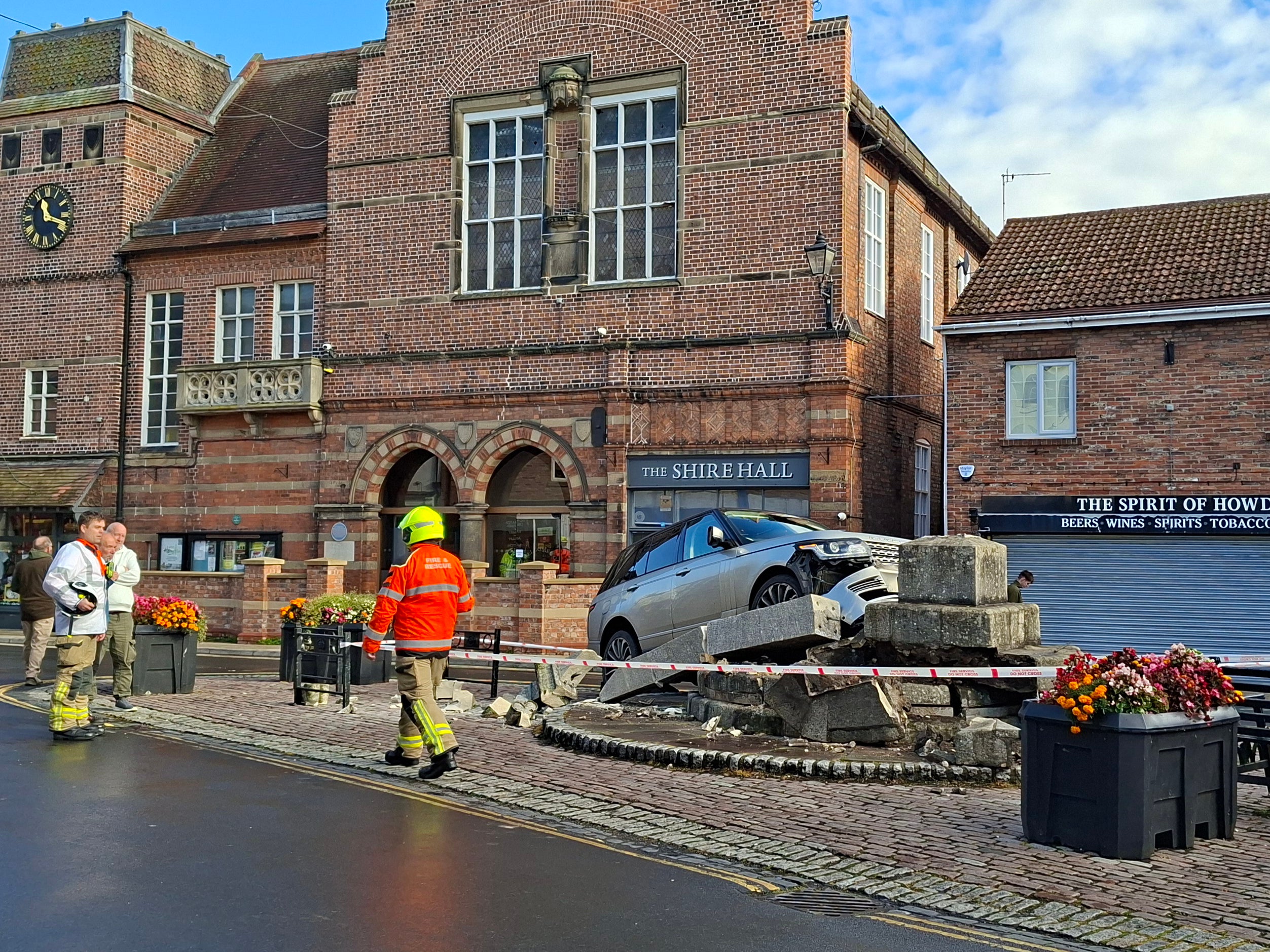 Historic landmark left in ruins after Range Rover crashes into it | The ...