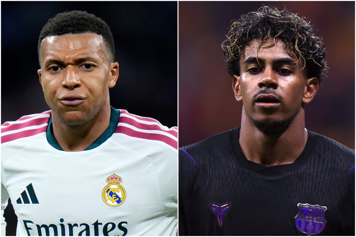 Jugadores del Barcelona y del Real Madrid disputan el balón durante un partido de El Clásico en el Camp Nou.