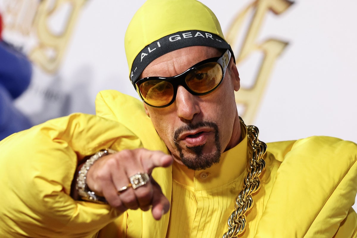 Саша Барон Коэний шинэ бүтээл “Ali G: Who Iz I?” кино шүүмжлэгчдийн анхаарлыг татаж байна
