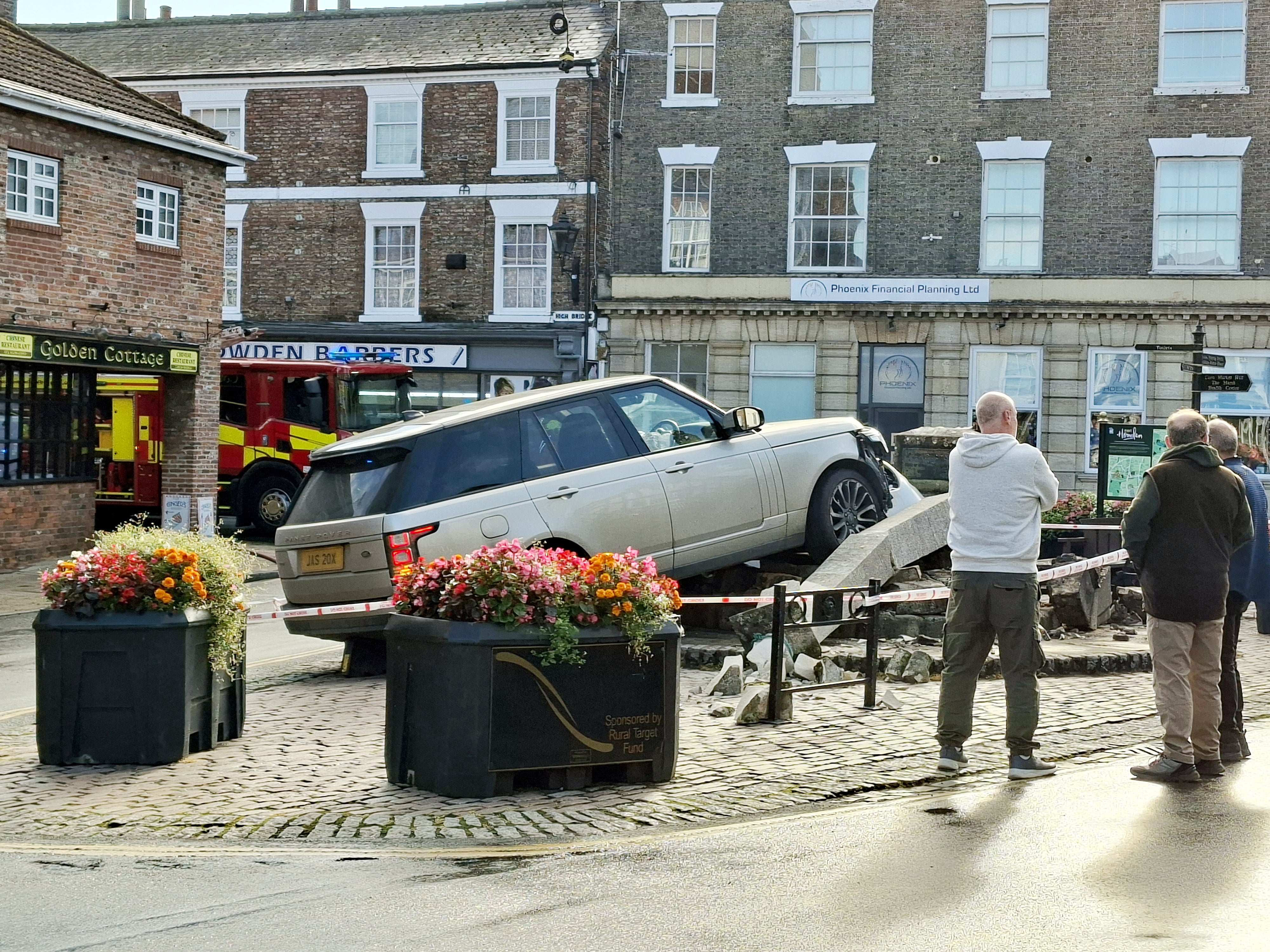 Town's 117-year-old monument demolished in Range Rover crash | The ...