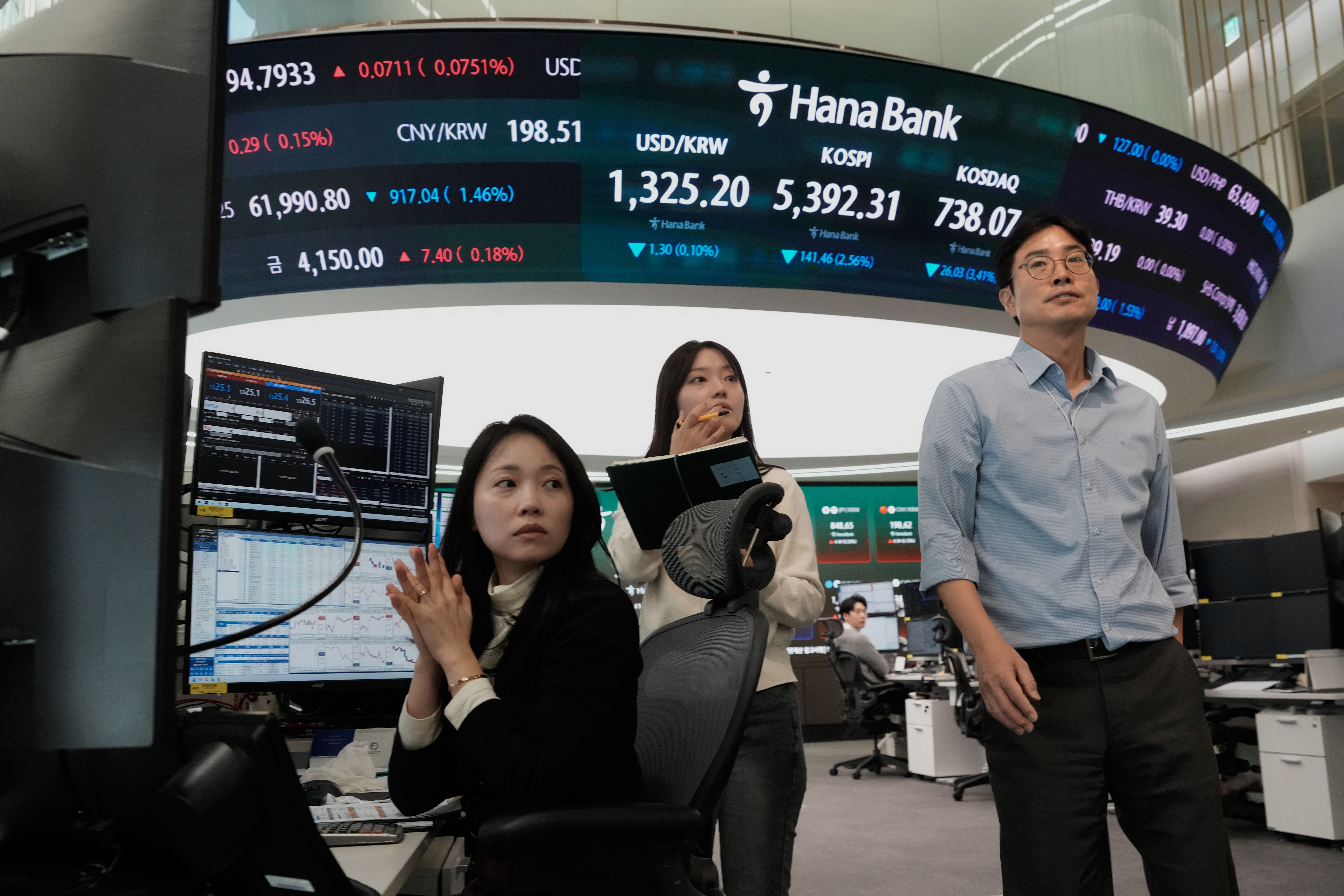 independent.co.uk - Elaine Kurtenbach - Asian shares slip as sharp drops for AI stocks overwhelm markets worldwide and oil prices jump