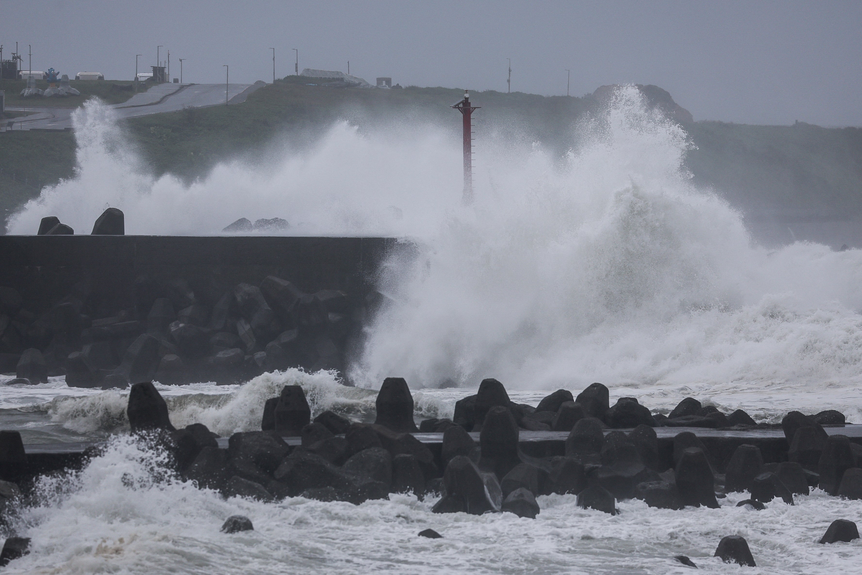 Typhoon Champi forces island‑wide shutdown in Taiwan, kills one and injures dozens