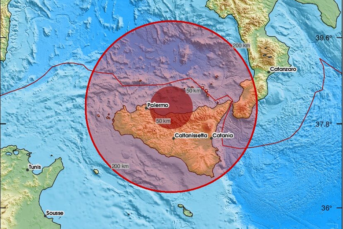 Italy earthquakes: Tsunami alert issued after 12 tremors strike off Mediterranean coast