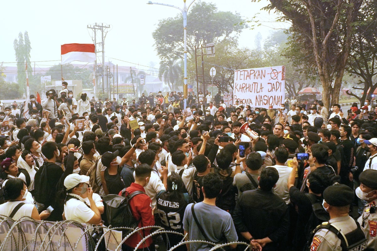 Thousands of Indonesian students protest toxic haze and demand stronger government action