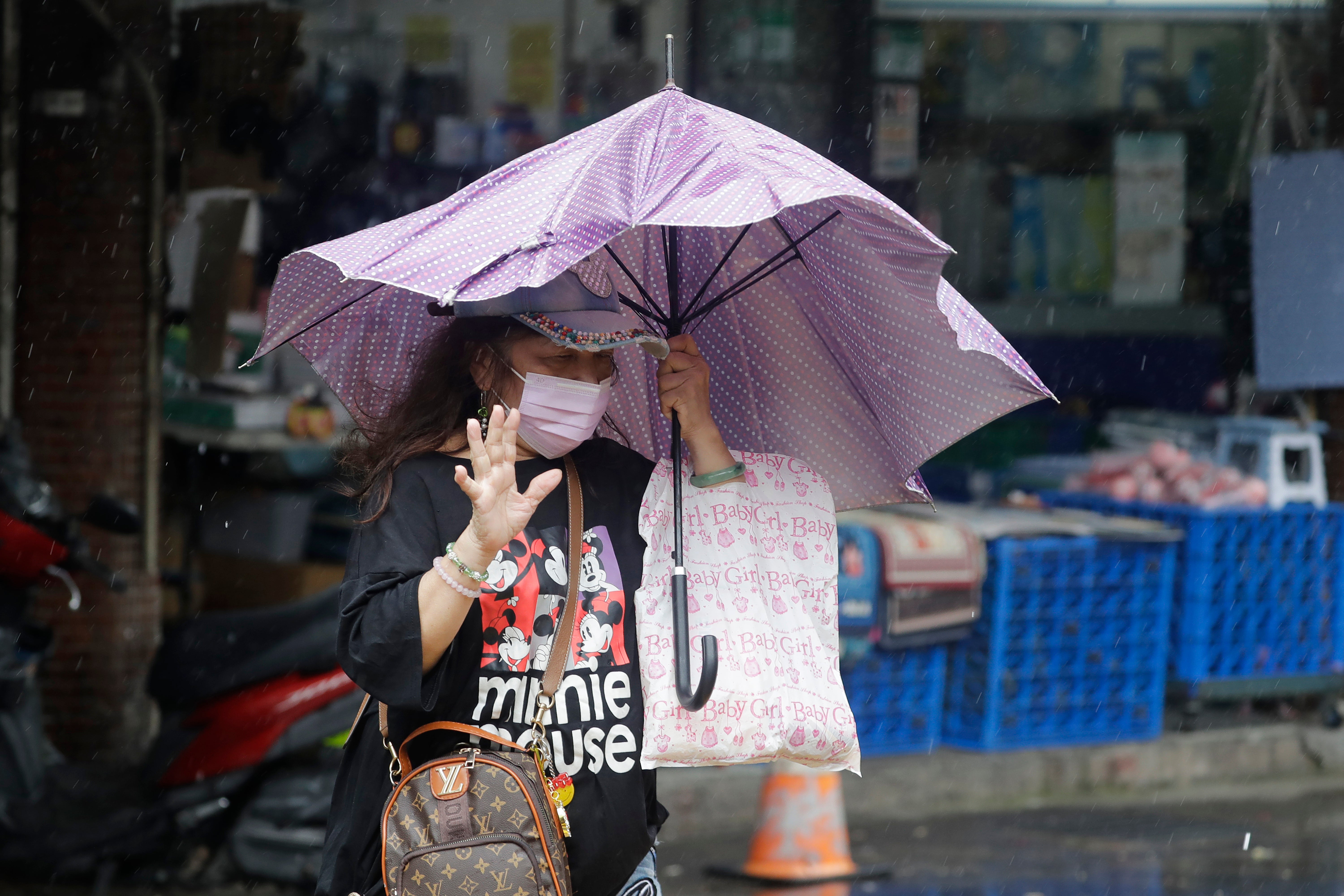 Typhoon Champi kills 1 and injures 350 in Taiwan overnight as storm ...