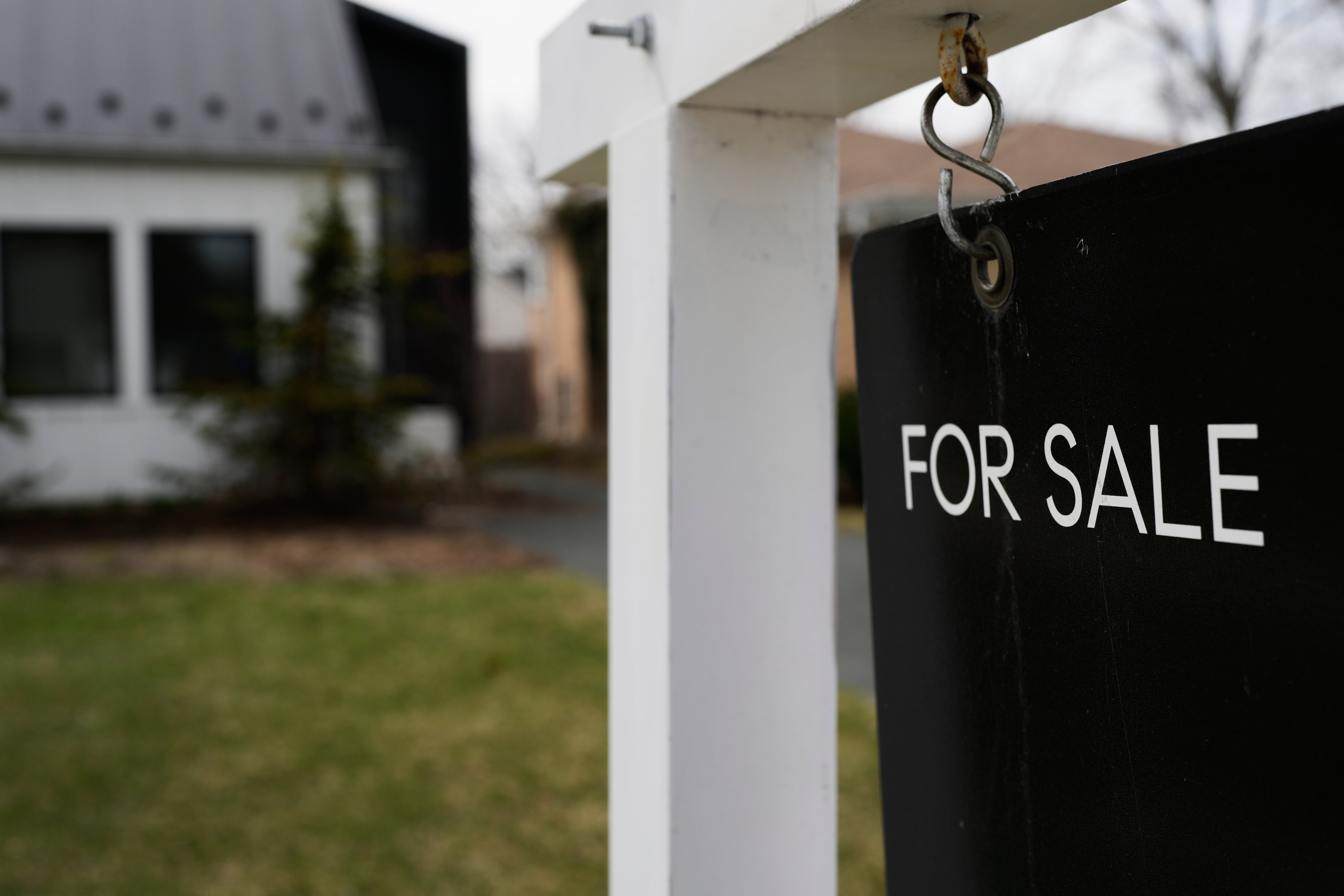 independent.co.uk - Alex Veiga - Home sellers are lowering their price and helping buyers to make a deal in a stagnant market