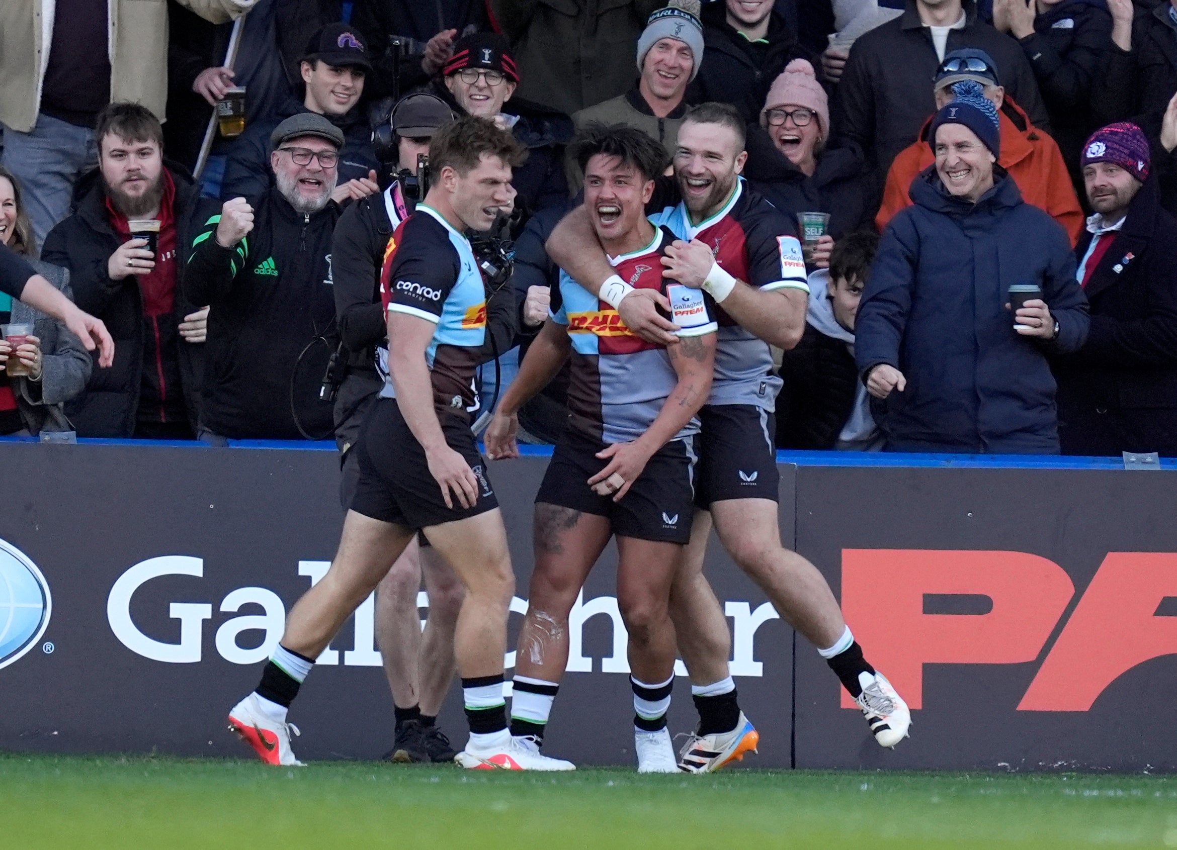 Harlequins beat Saracens 33-15 for first Premiership win
