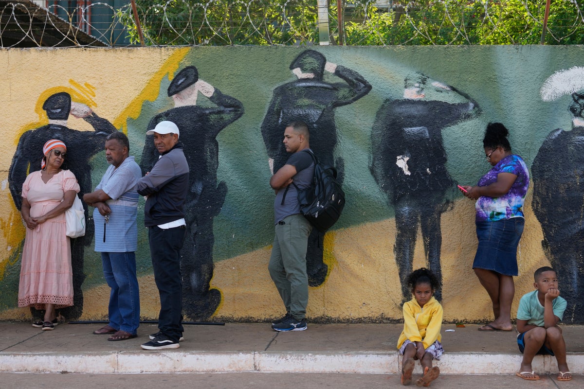 Brazil resumes tallying votes after last-minute extension of polling station hours