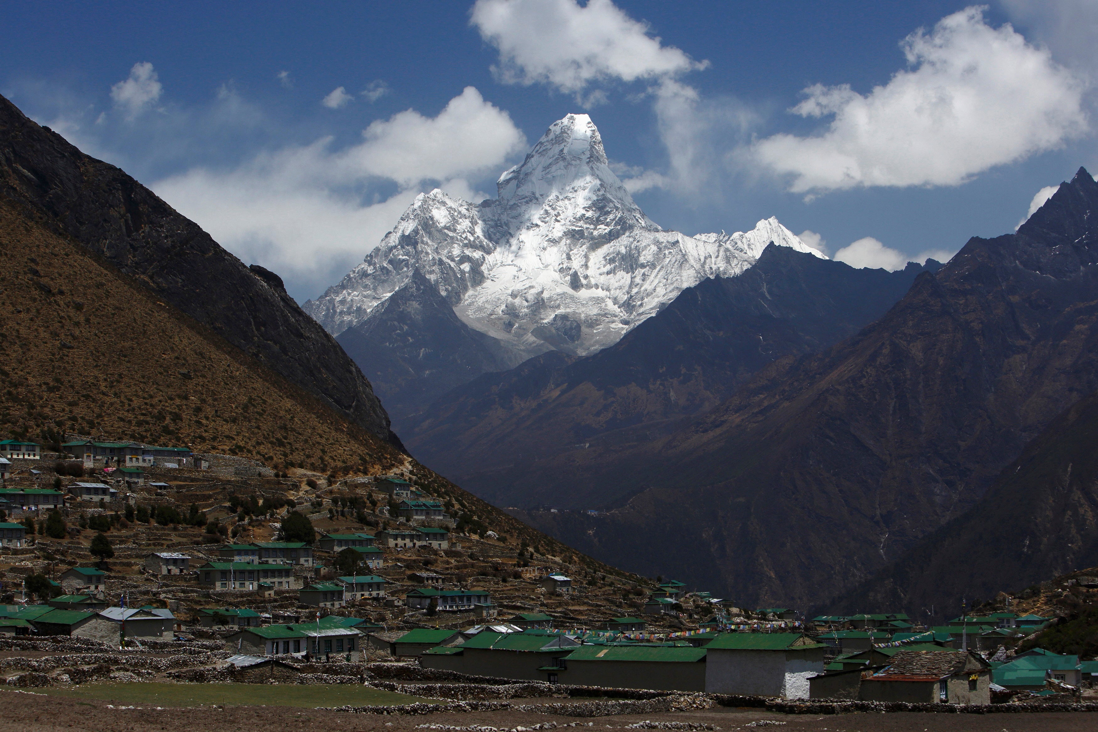 Climber dies in 1,500m horror fall from Himalayan mountain after guide ...