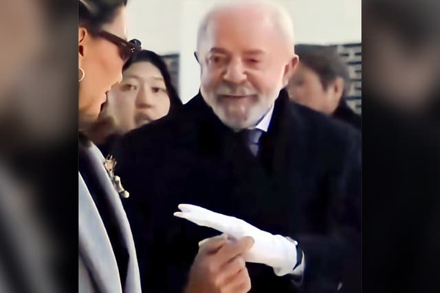 South Korea prepared a four-fingered glove for Lula during a diplomatic visit earlier this year