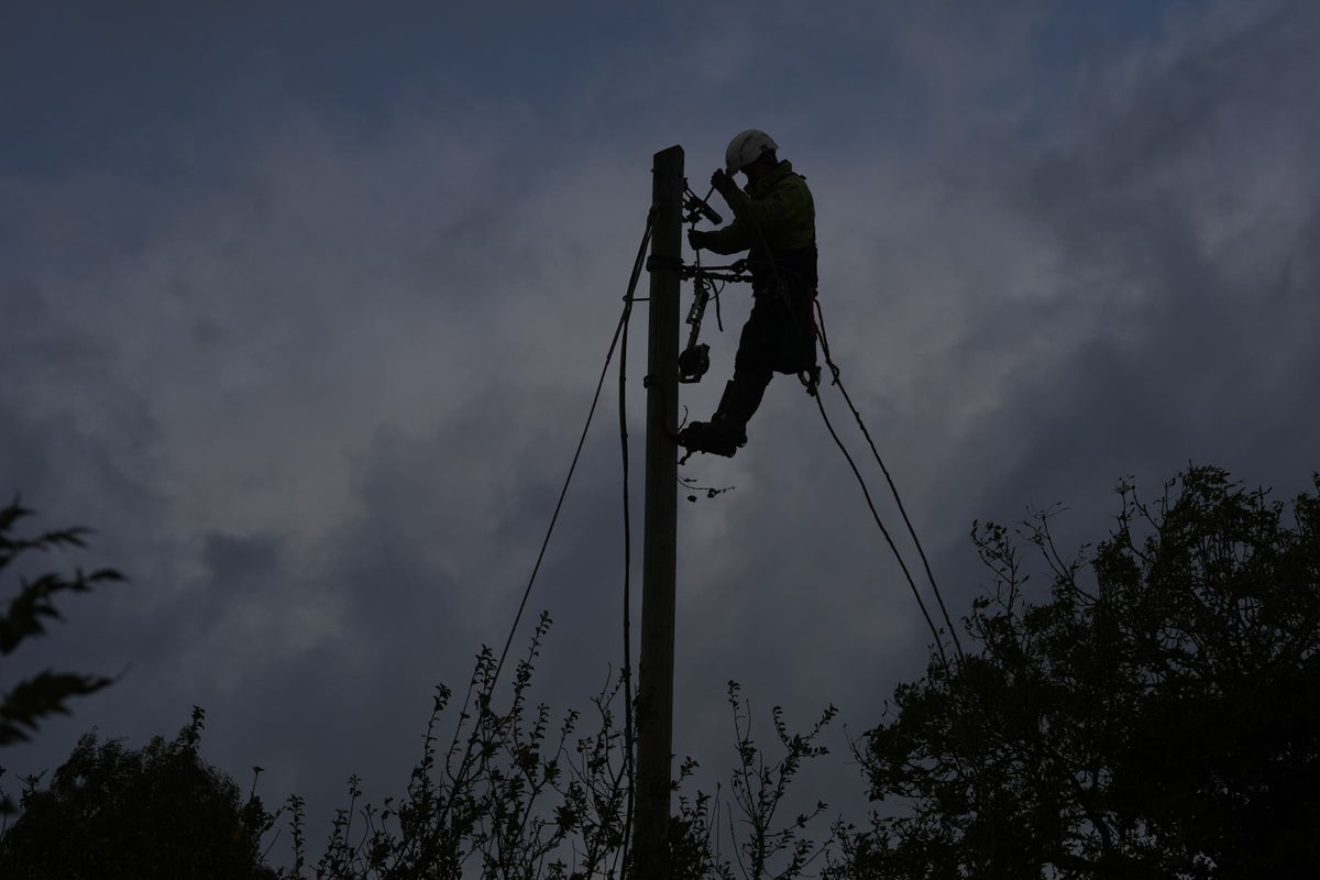 Wind Atorm Efforts continue to restore power after Storm Boelo amid further wind ...