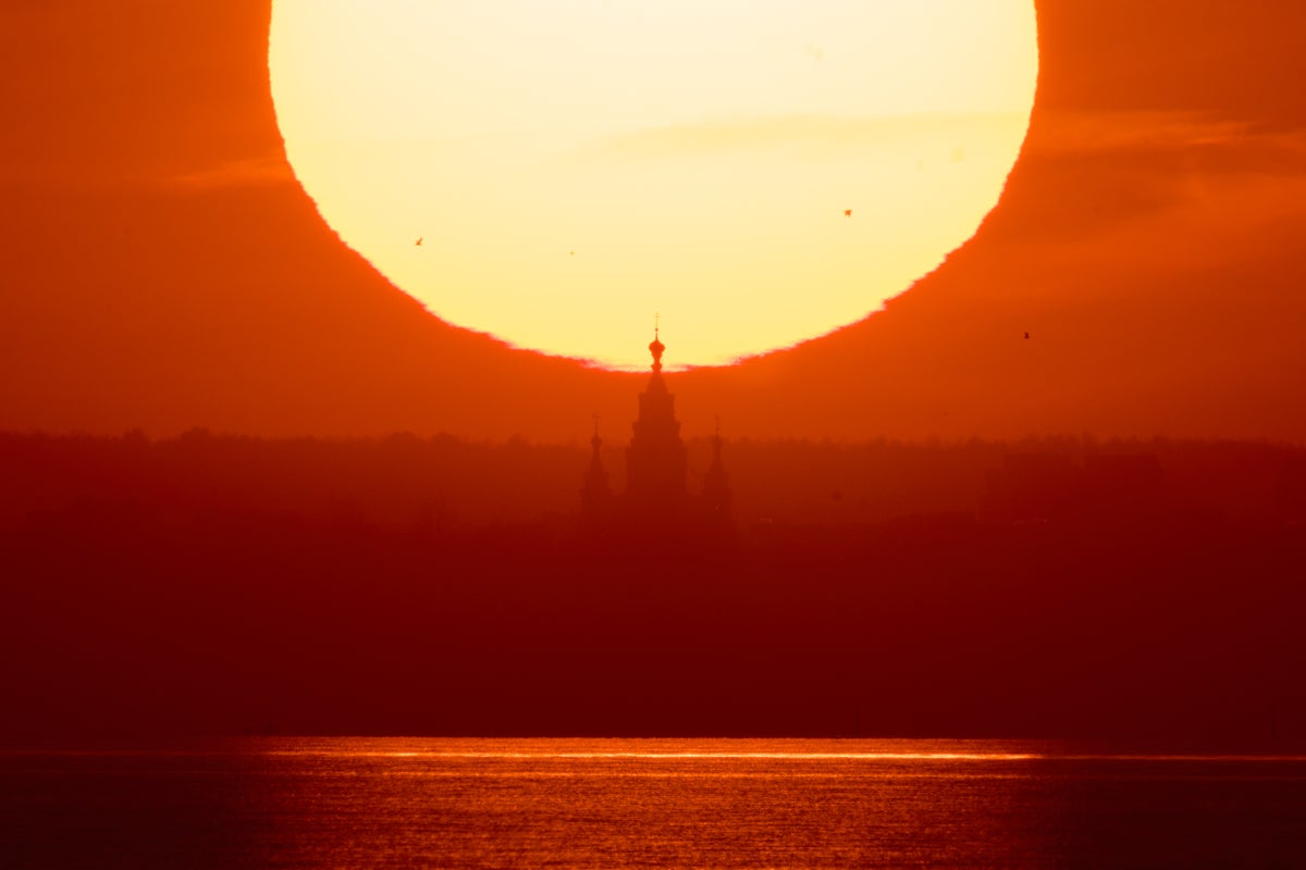 A rare clear sky delivers Lovetsky’s long-awaited sunset shot over St. Petersburg