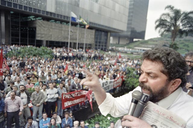 Lula, then presidential candidate, speaks to employees of Petrobras in Rio de Janeiro in 1989