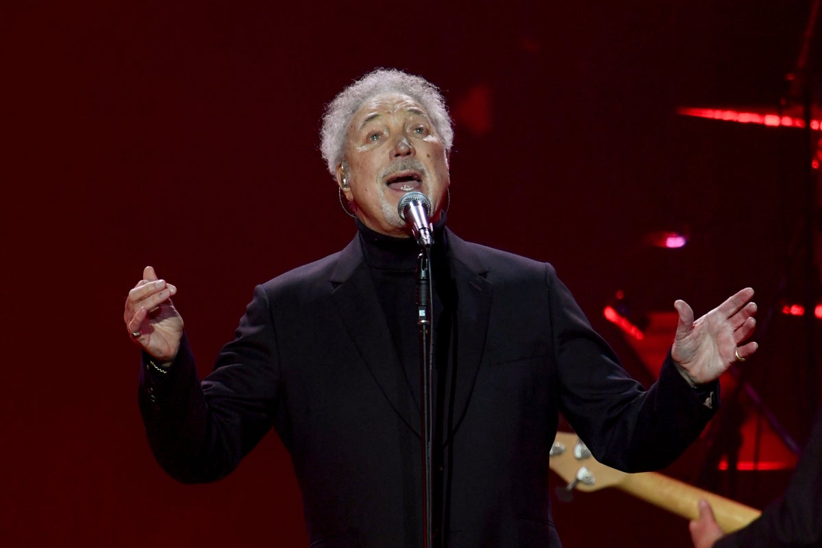 Tom Jones ‘truly sorry’ after being forced to postpone tour dates