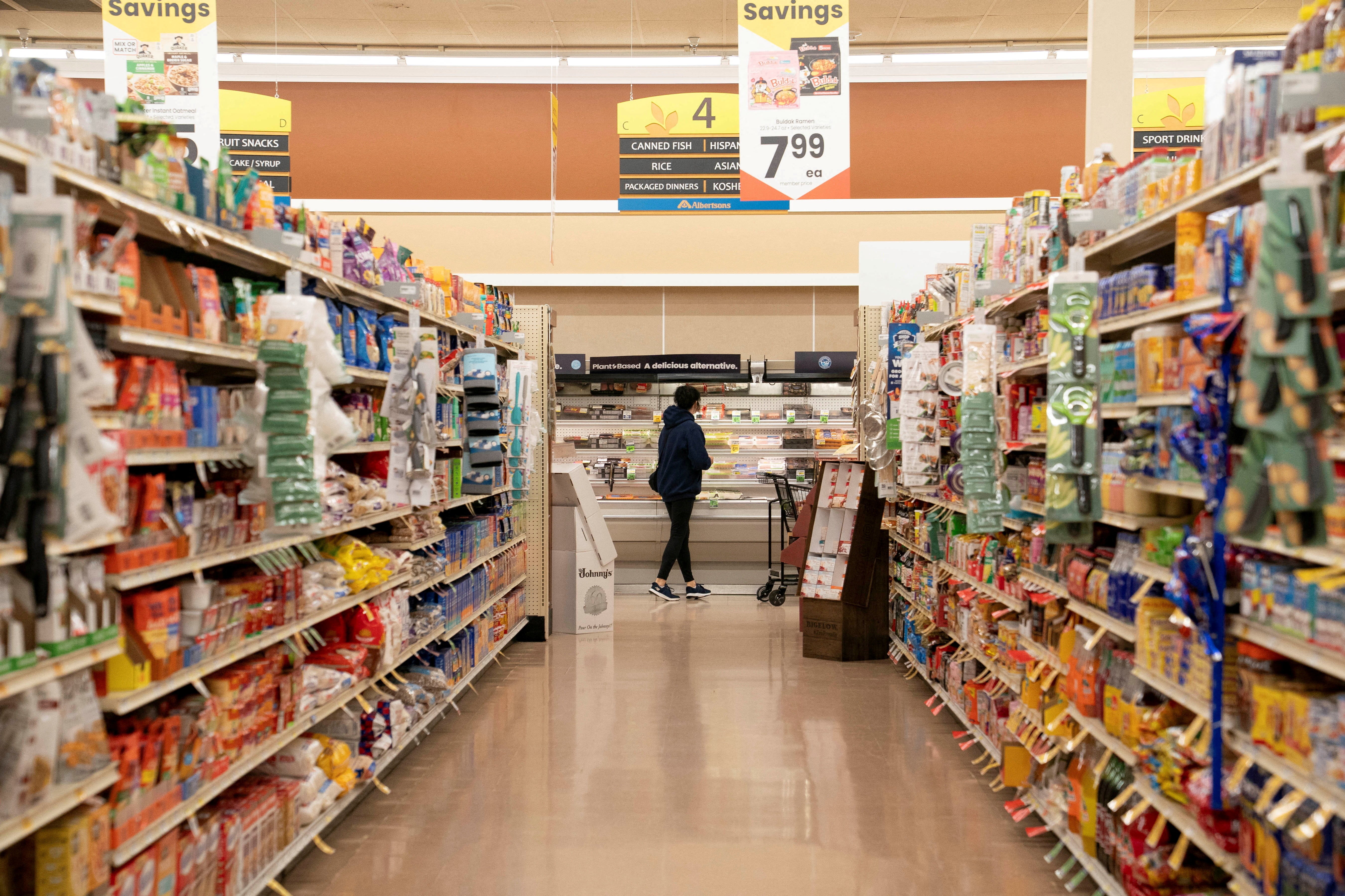 <p>A <a href="https://www.the-independent.com/us/money/albertsons-consumers-ai-retail-sales-b3034285.html">major grocery store chain</a> has launched a program that could give other retailers a run for their money</p>