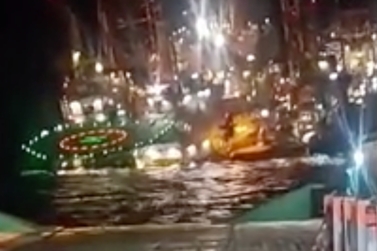 Moment huge oil rig sinks into the ocean as search for survivors continues