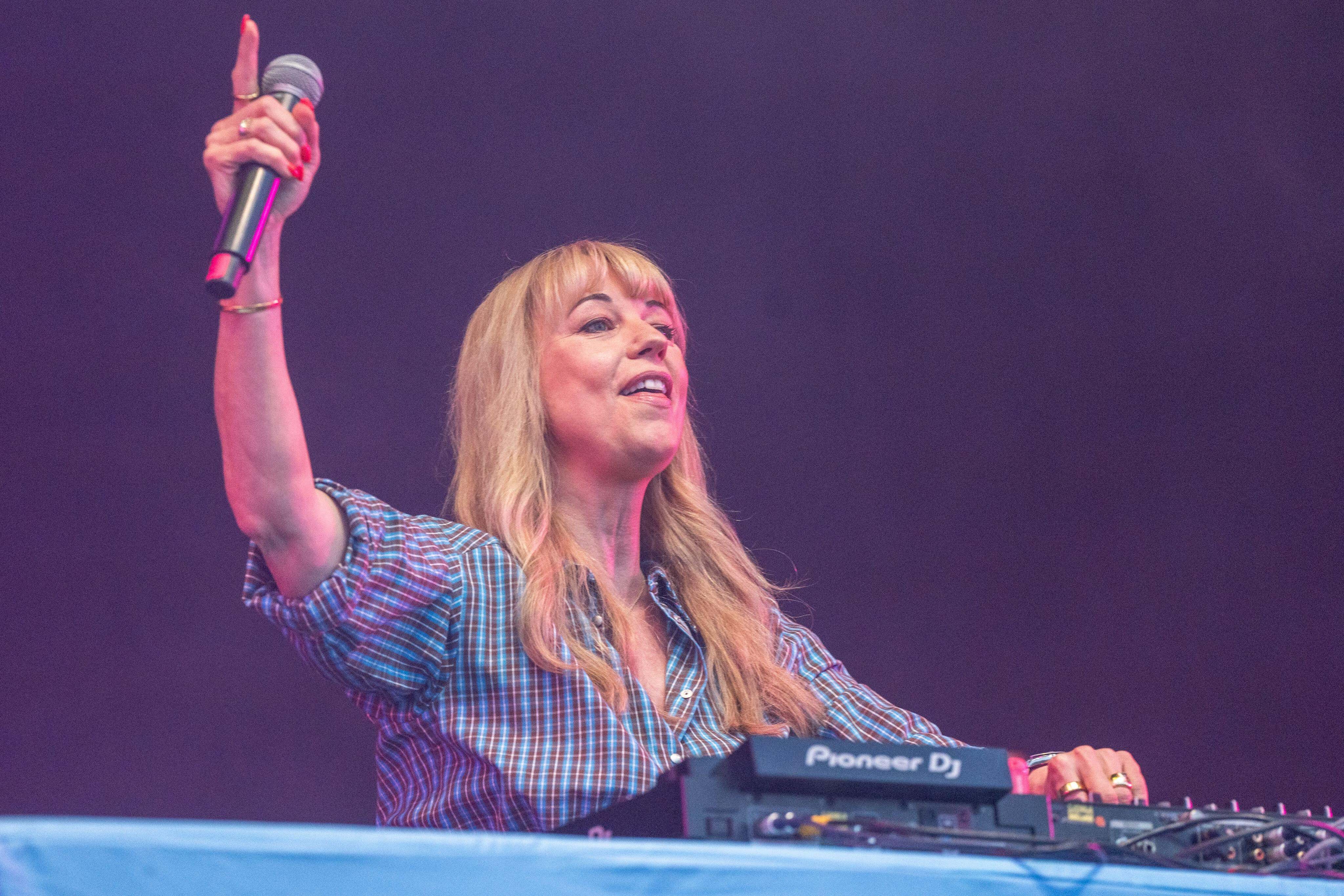 Sara Cox holds on to Radio 2 breakfast listeners | The Independent