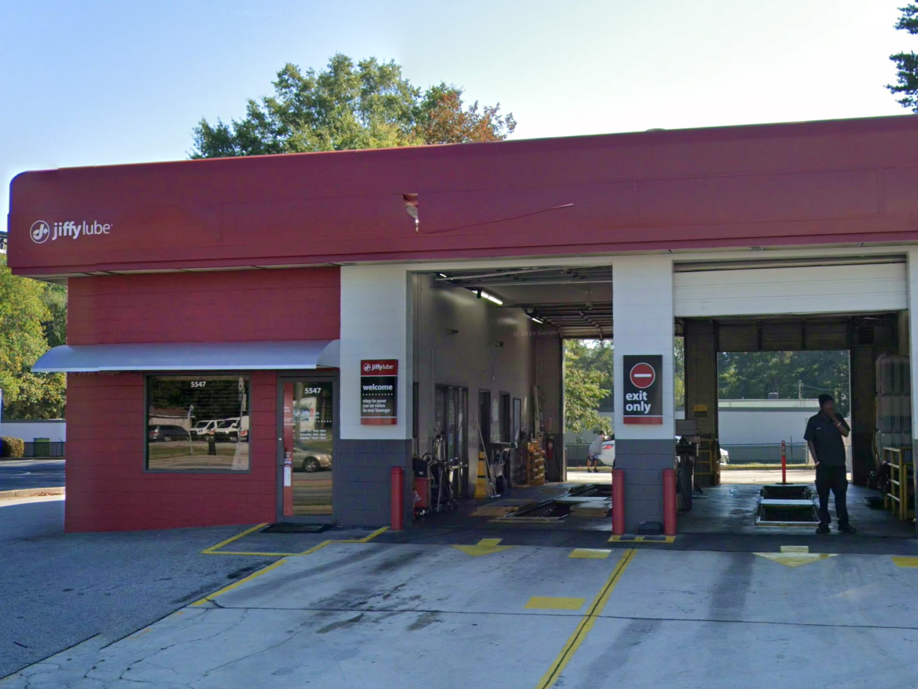 The incident unfolded at a Jiffy Lube in Mableton, with one employee describing the incident as 'heartbreaking'