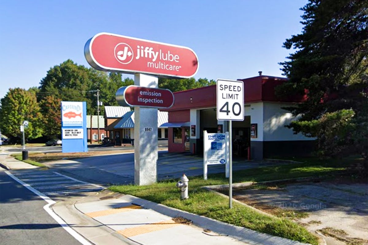 Mom charged with child abandonment after leaving 6-month baby at auto shop