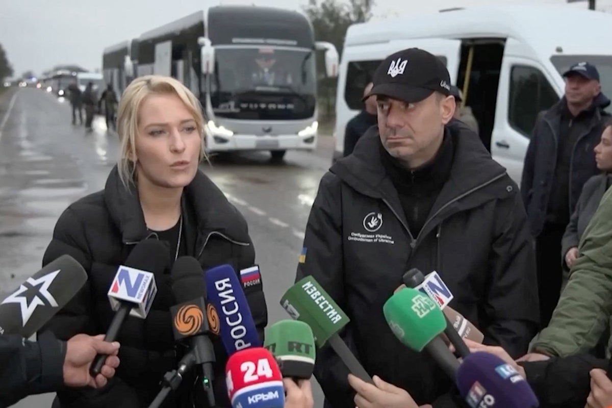Evacuation of Russian-occupied Oleshky begins with aid convoy on way