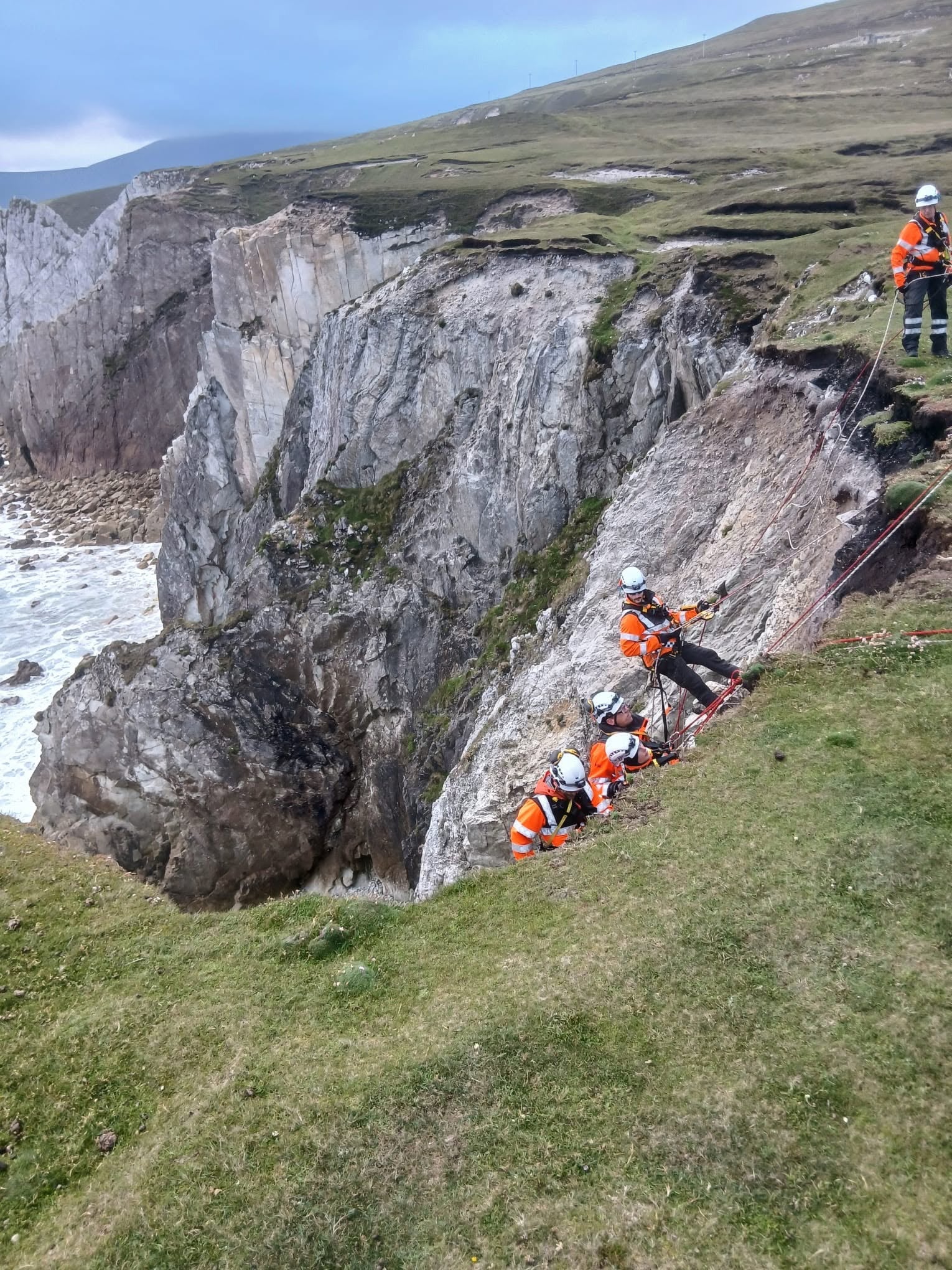 Climbers had to abseil down the rocky cliff to rescue the couple