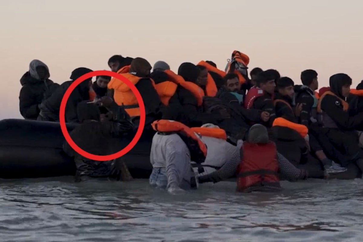 Knife-wielding man threatens migrants on English Channel crossing to the UK
