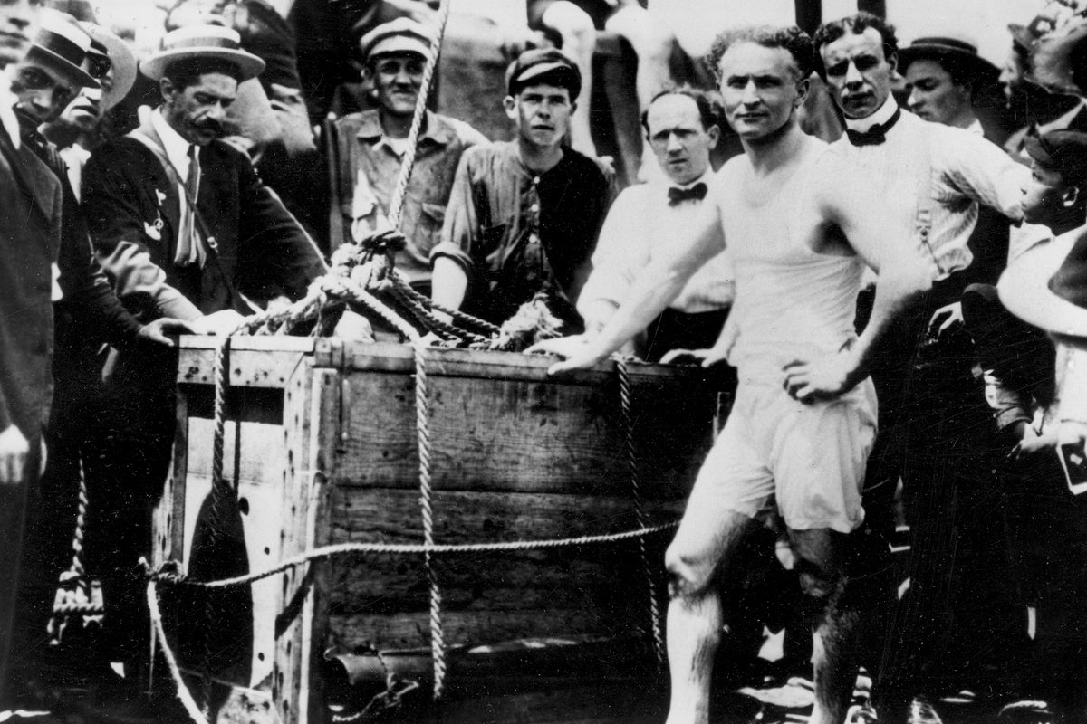 Houdini’s centennial spotlight: A newly published essay and a fresh fight over when and how he died