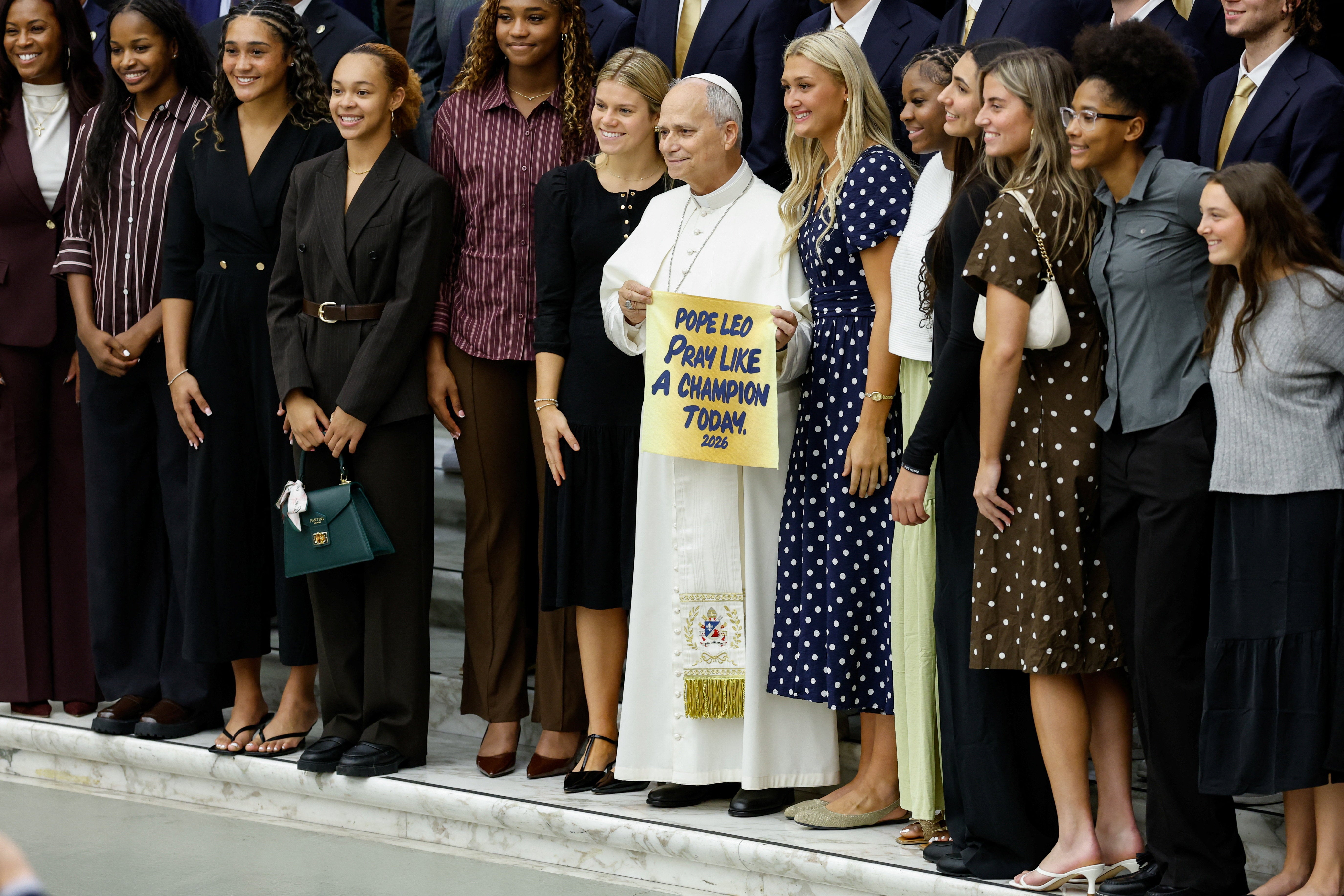 Leo poses with a delegation from the Notre Dame Fighting Irish basketball team