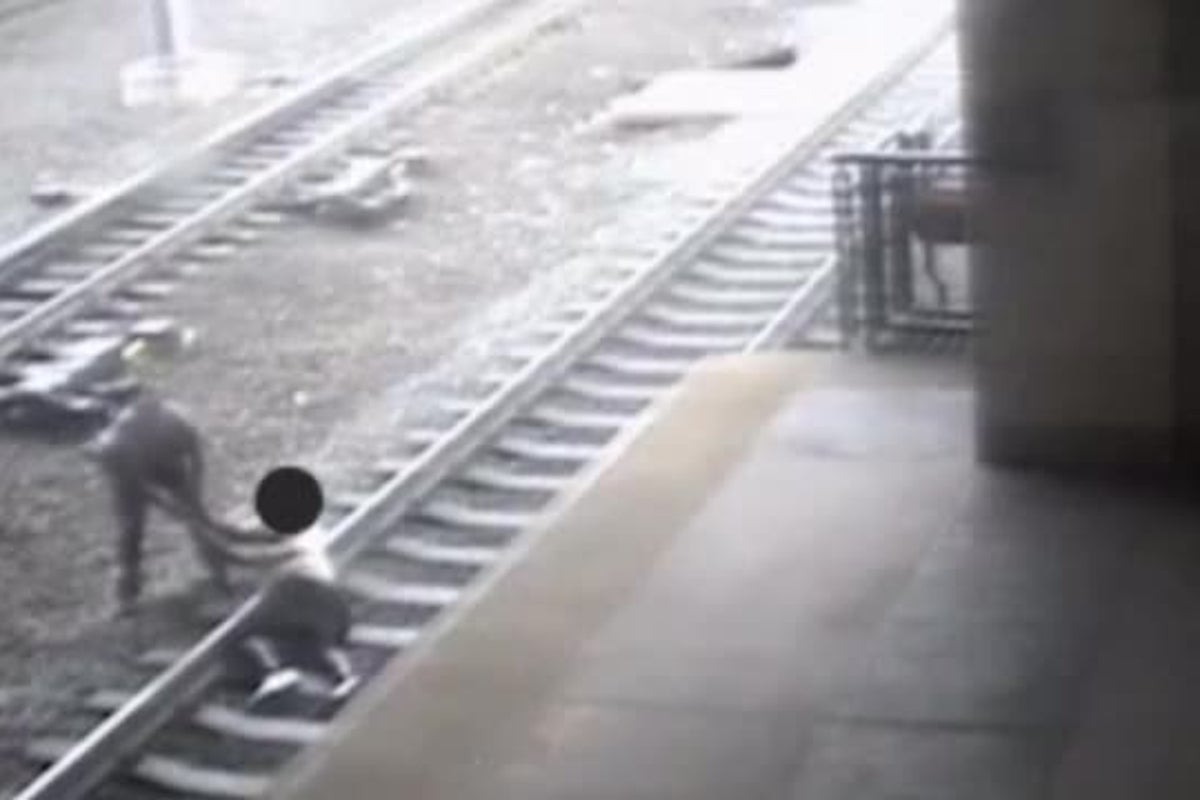 Watch as officer pulls man from tracks just before train arrives in New ...